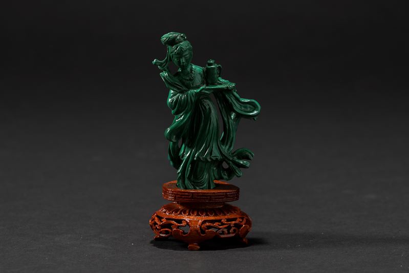 Scultura in malachite scolpita raffigurante Guanyin, Cina: insieme a piccola scultura turchese