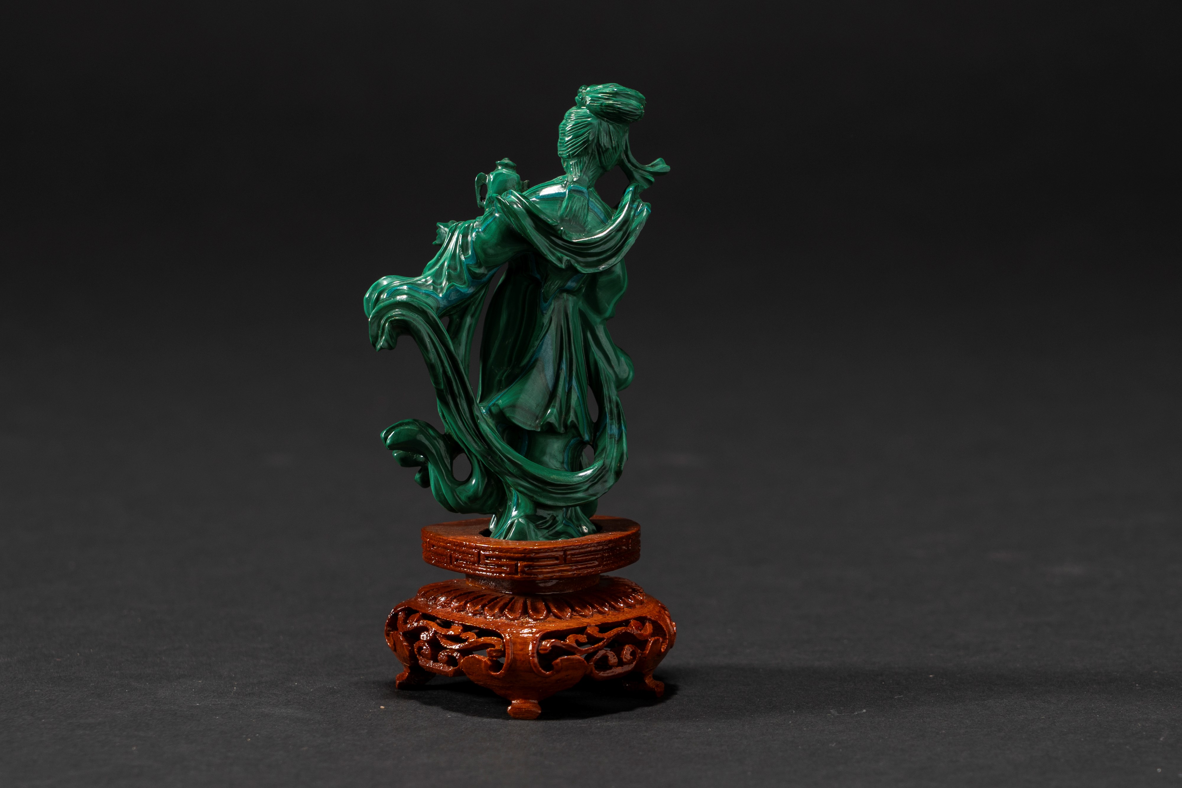 Scultura in malachite scolpita raffigurante Guanyin, Cina: insieme a piccola scultura turchese