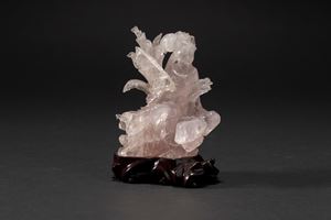 Scultura in quarzo rosa scolpita raffigurante una Guanyin, Cina