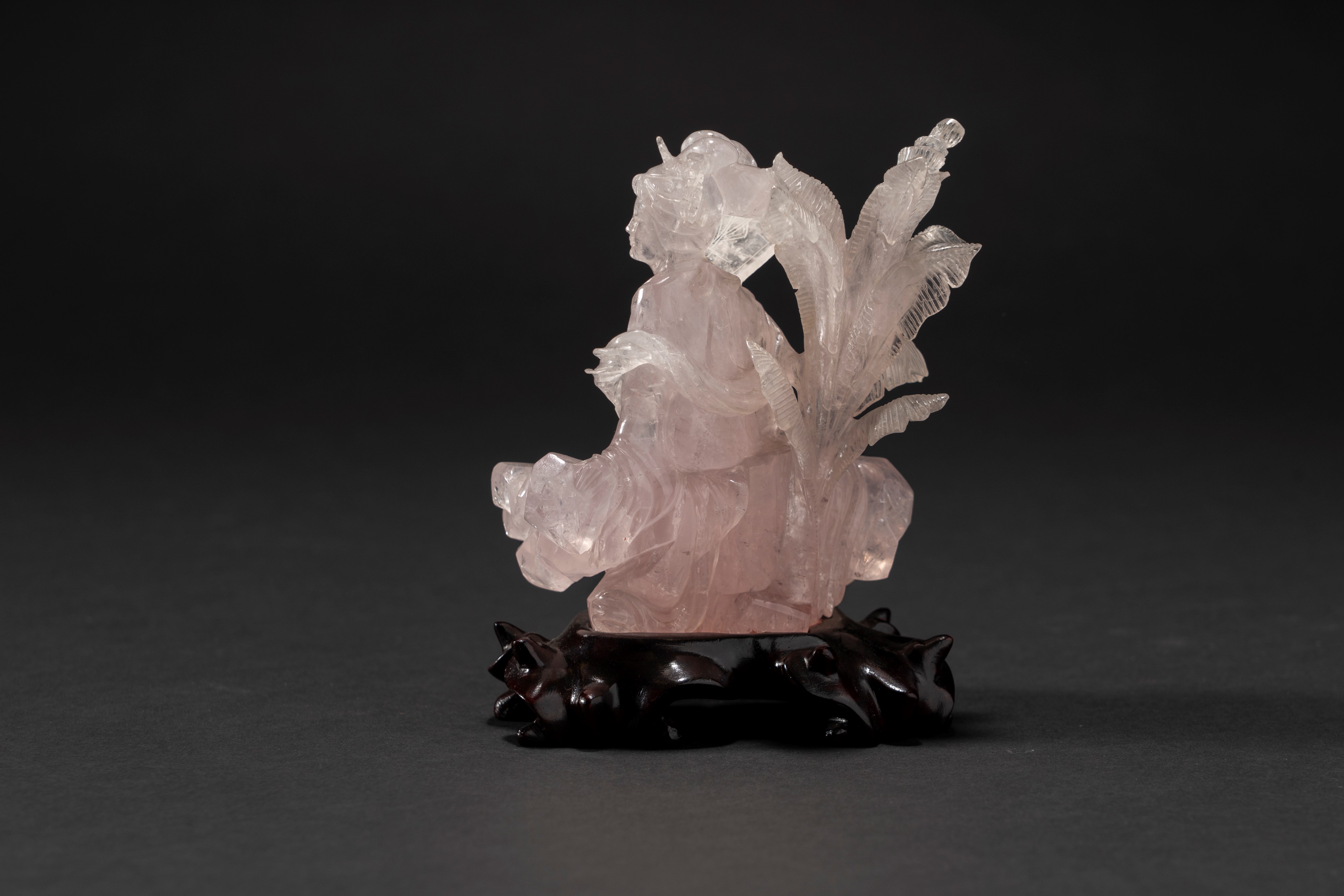 Scultura in quarzo rosa scolpita raffigurante una Guanyin, Cina