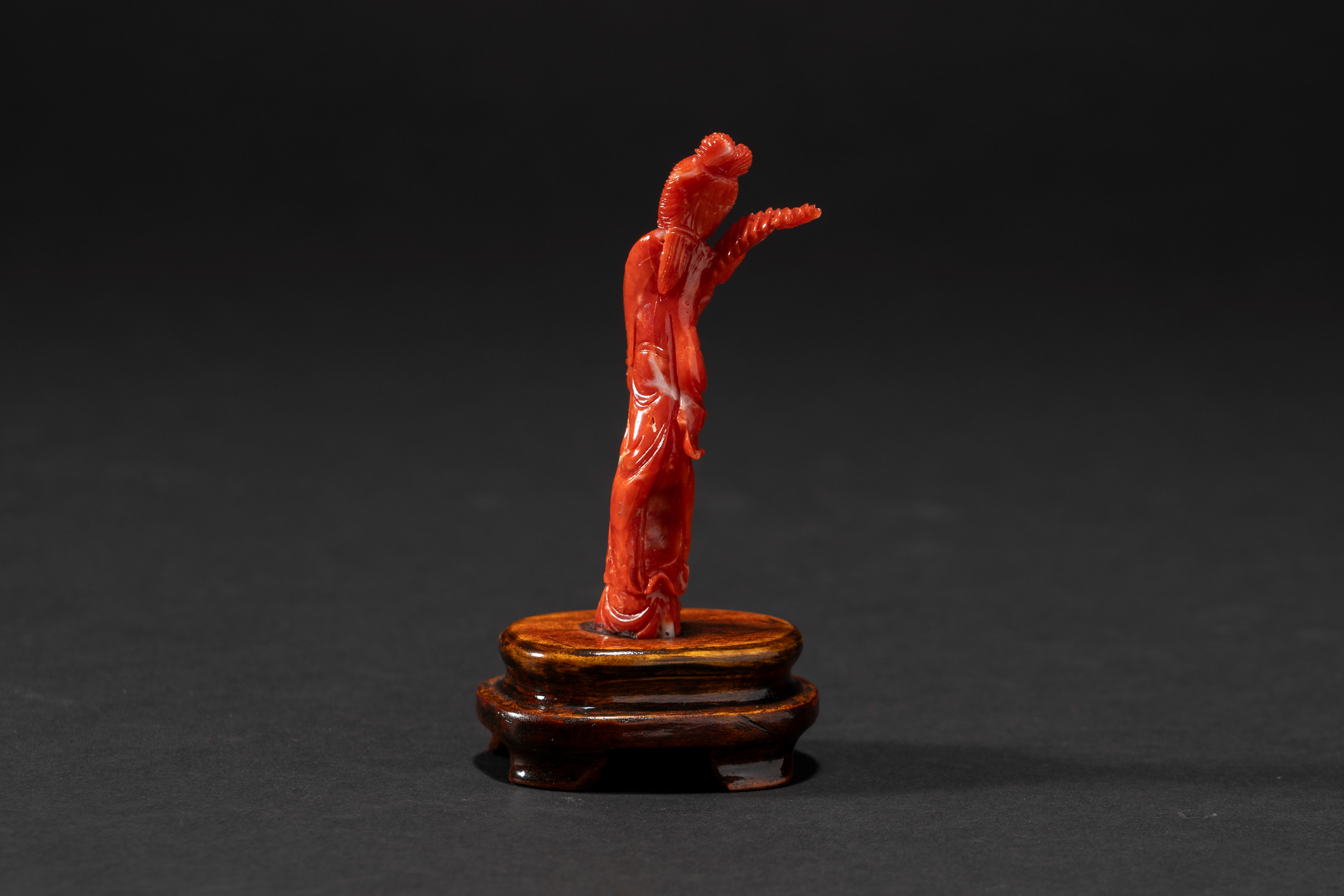 Scultura in corallo rosso, raffigurante Guanyin, Cina