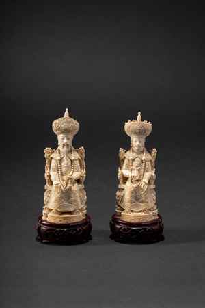 Coppia di figure in avorio raffiguranti imperatore e imperatrice in trono, Cina, prima met&agrave; XX secolo