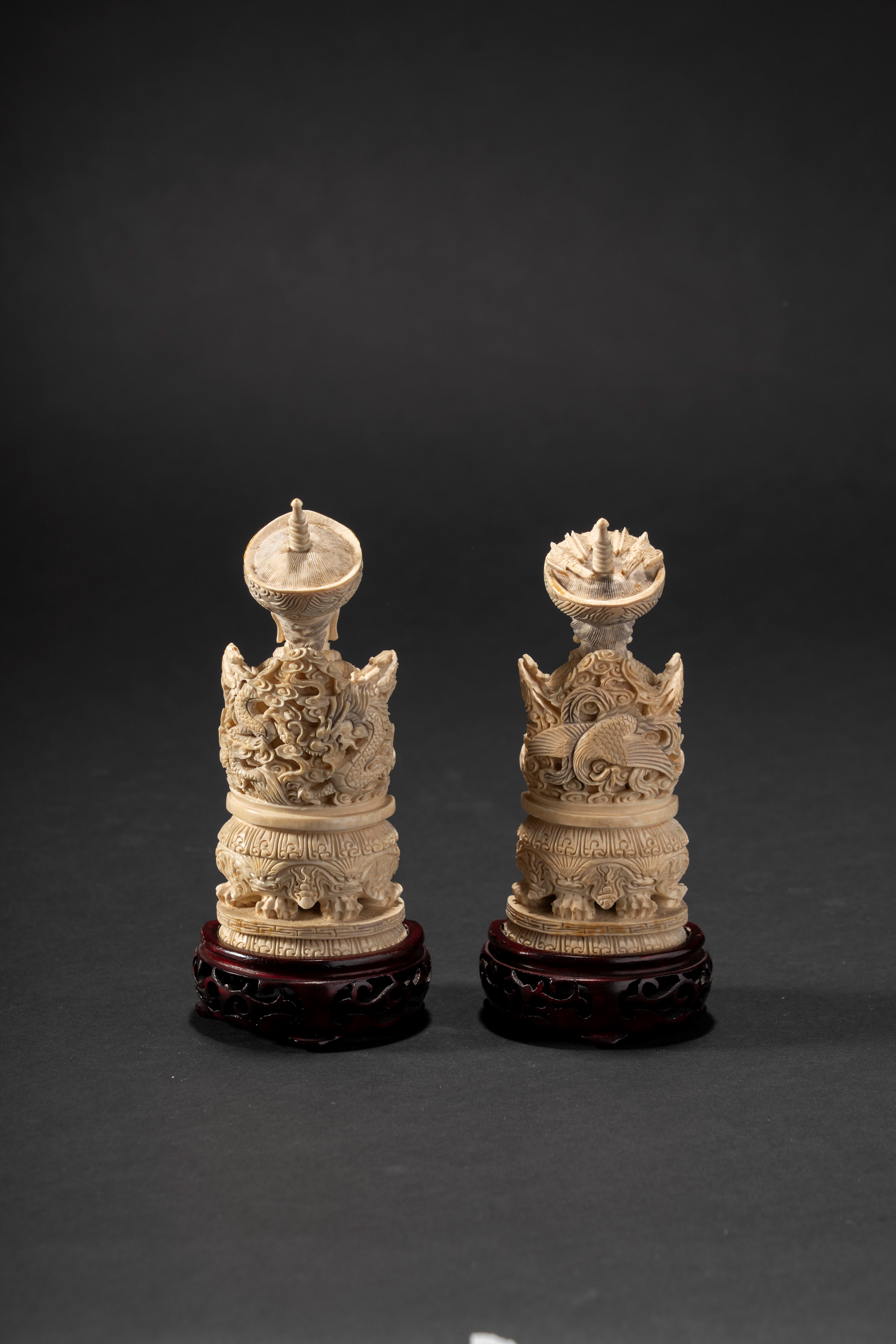 Coppia di figure in avorio raffiguranti imperatore e imperatrice in trono, Cina, prima metà XX se...