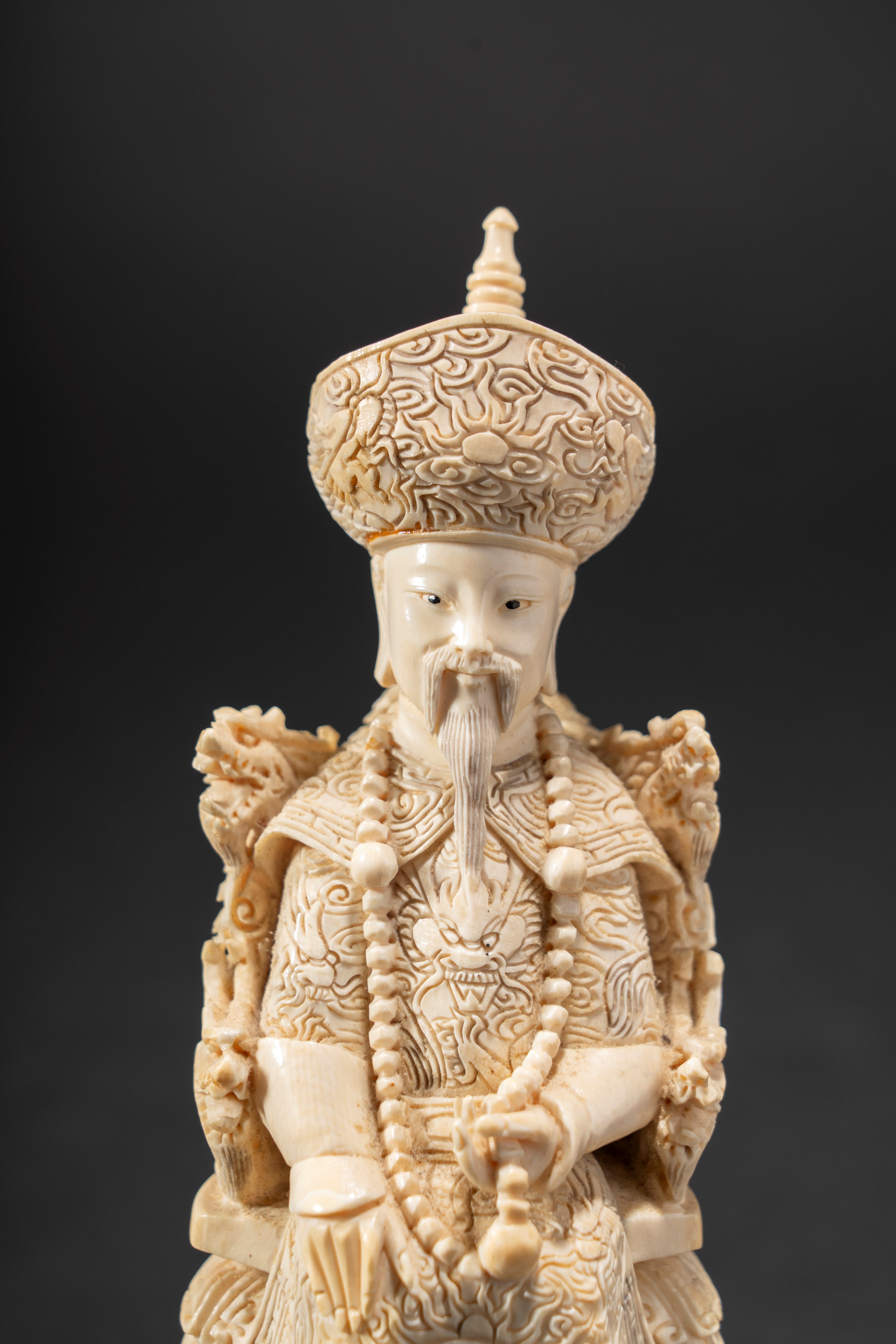 Coppia di figure in avorio raffiguranti imperatore e imperatrice in trono, Cina, prima metà XX se...