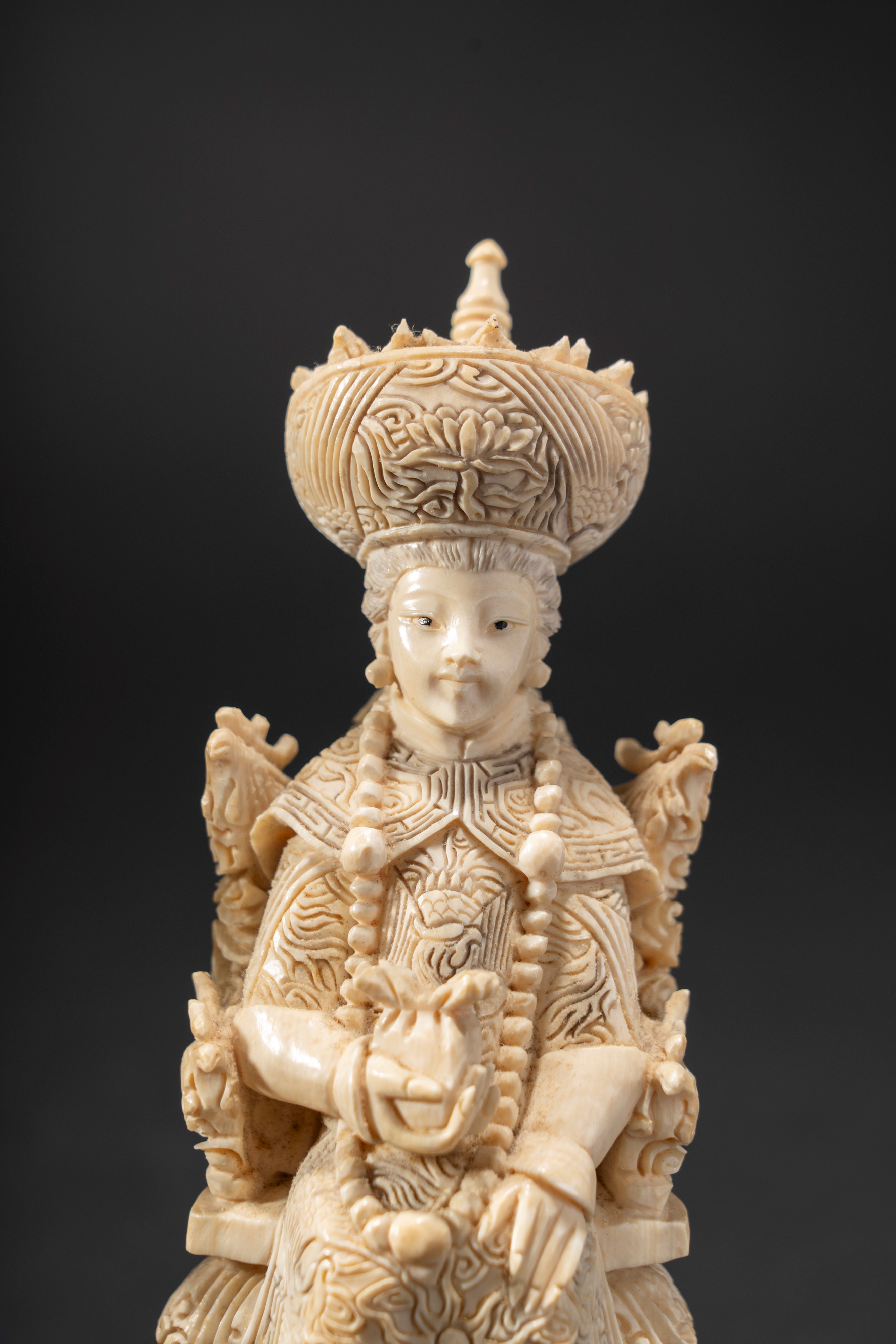 Coppia di figure in avorio raffiguranti imperatore e imperatrice in trono, Cina, prima metà XX se...