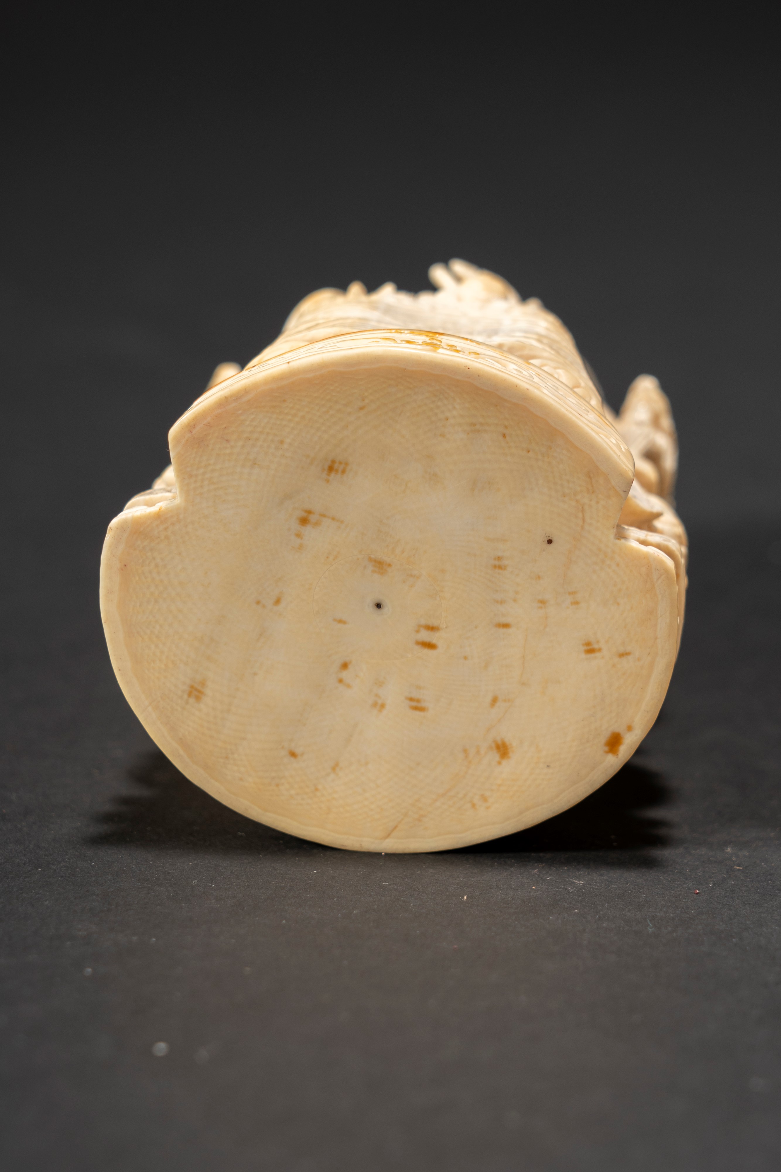 Coppia di figure in avorio raffiguranti imperatore e imperatrice in trono, Cina, prima metà XX se...