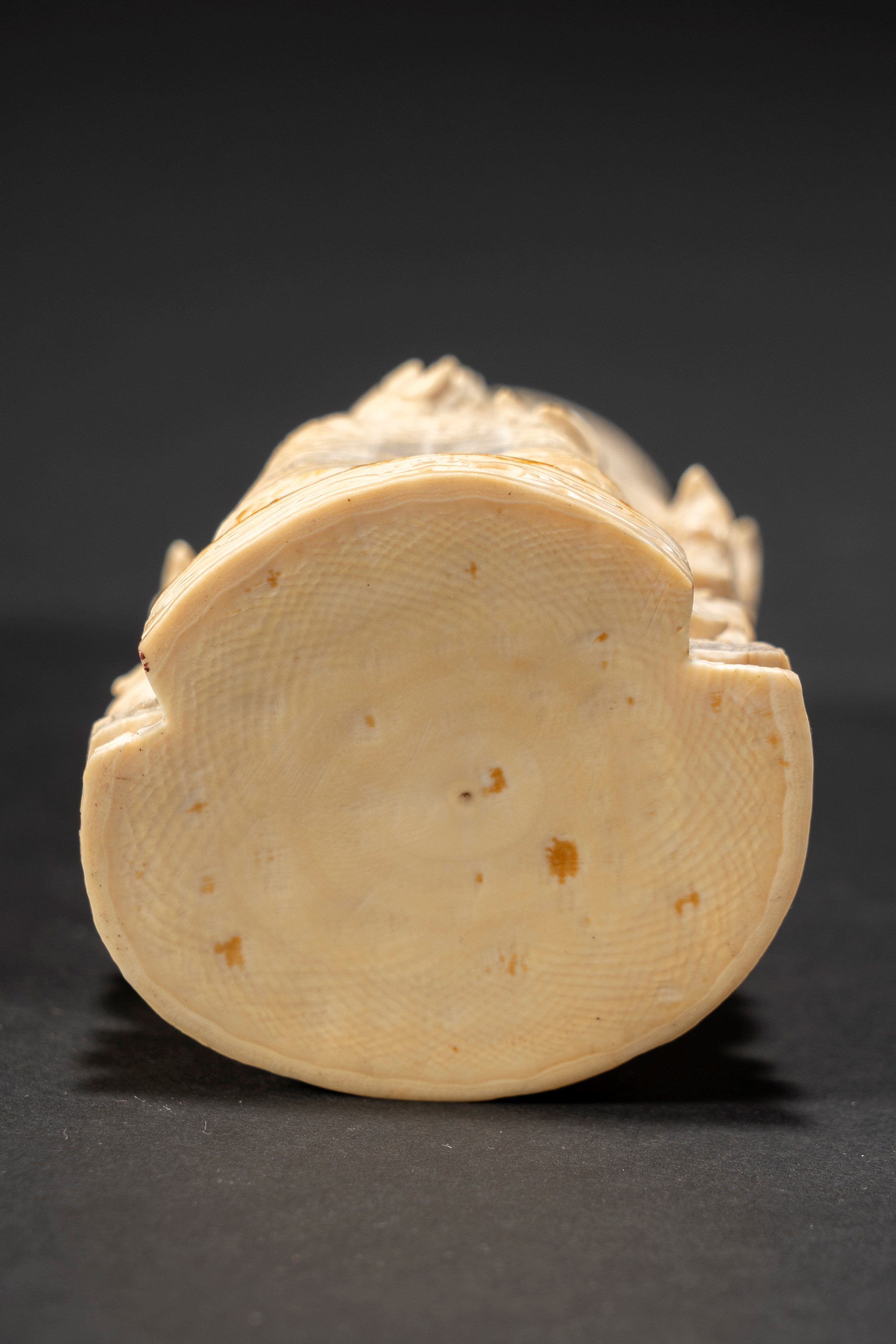 Coppia di figure in avorio raffiguranti imperatore e imperatrice in trono, Cina, prima metà XX se...