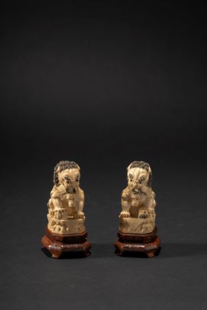 Coppia di cani di Pho in avorio tinto e intagliato, Cina, fine XIX secolo / inizi XX Secolo