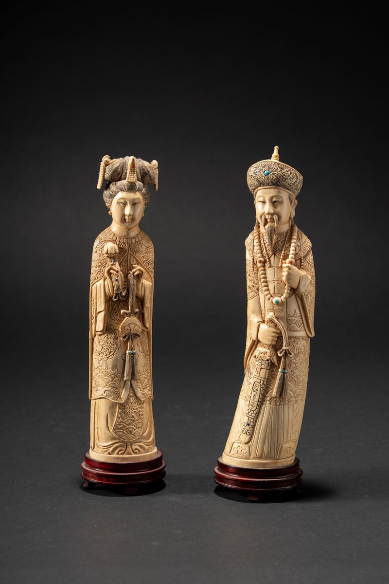 Coppia di dignitari in avorio abbelliti con piccoli castoni rossi e turchesi, Cina, tarda dinasti...