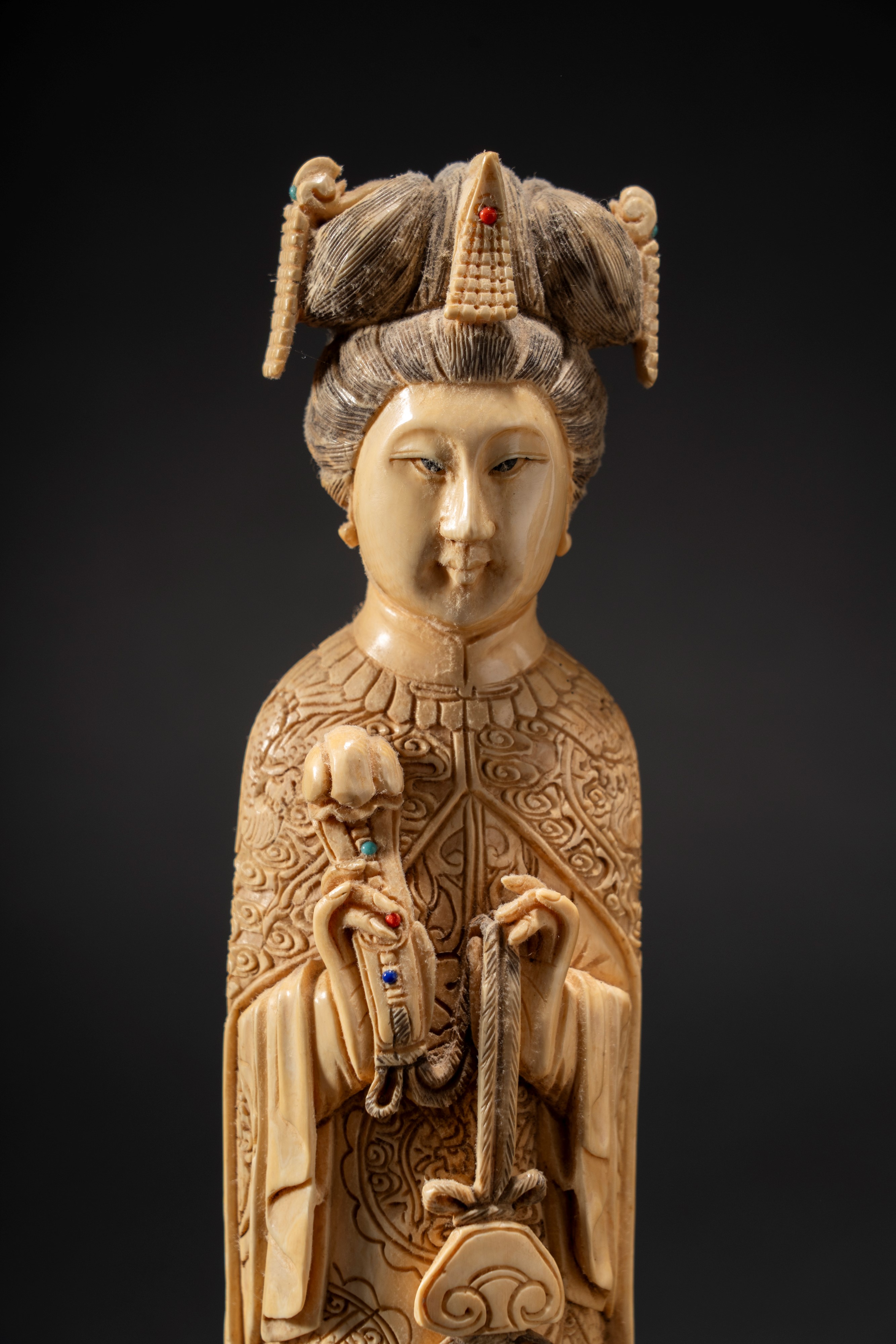 Coppia di dignitari in avorio abbelliti con piccoli castoni rossi e turchesi, Cina, tarda dinasti...