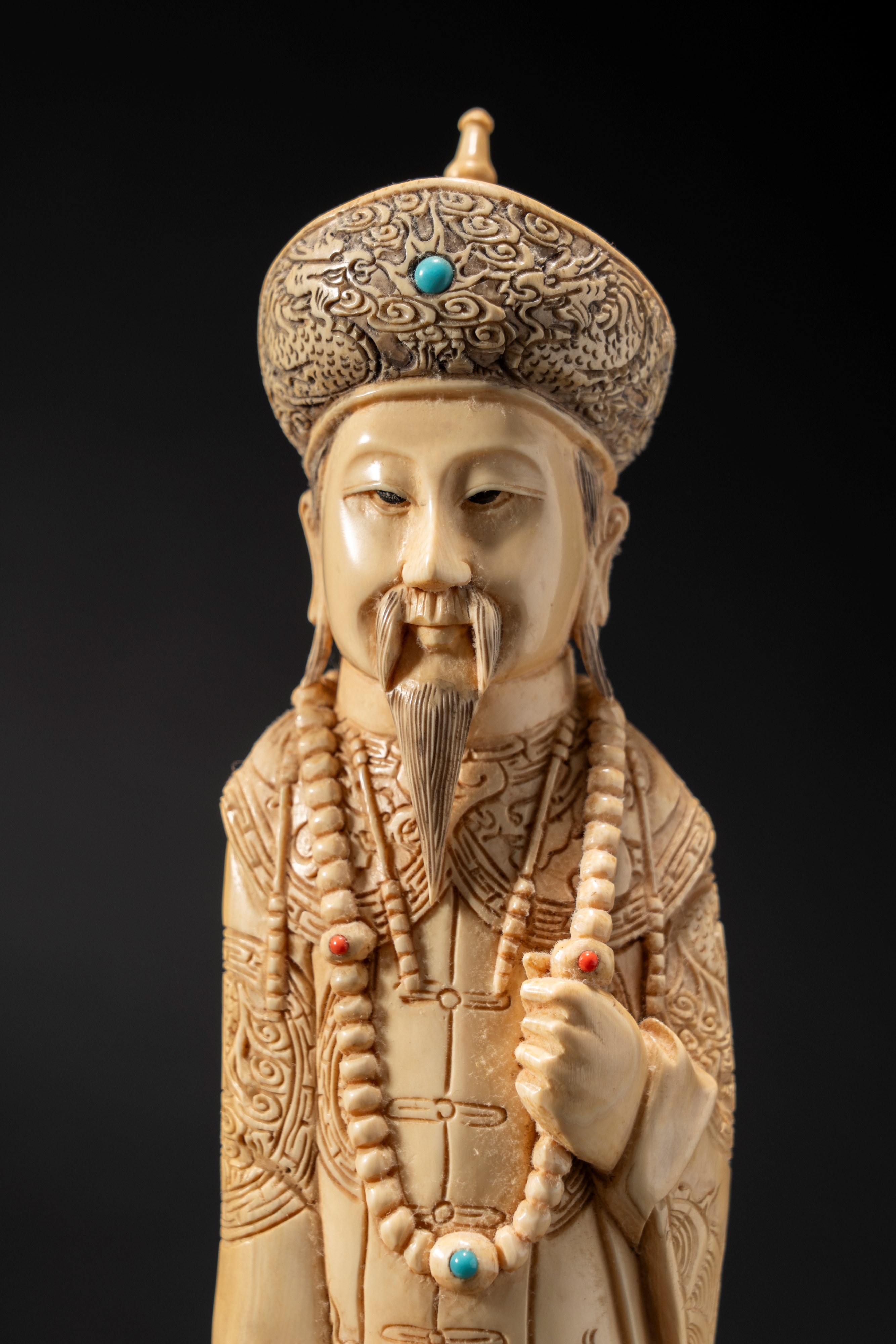 Coppia di dignitari in avorio abbelliti con piccoli castoni rossi e turchesi, Cina, tarda dinasti...