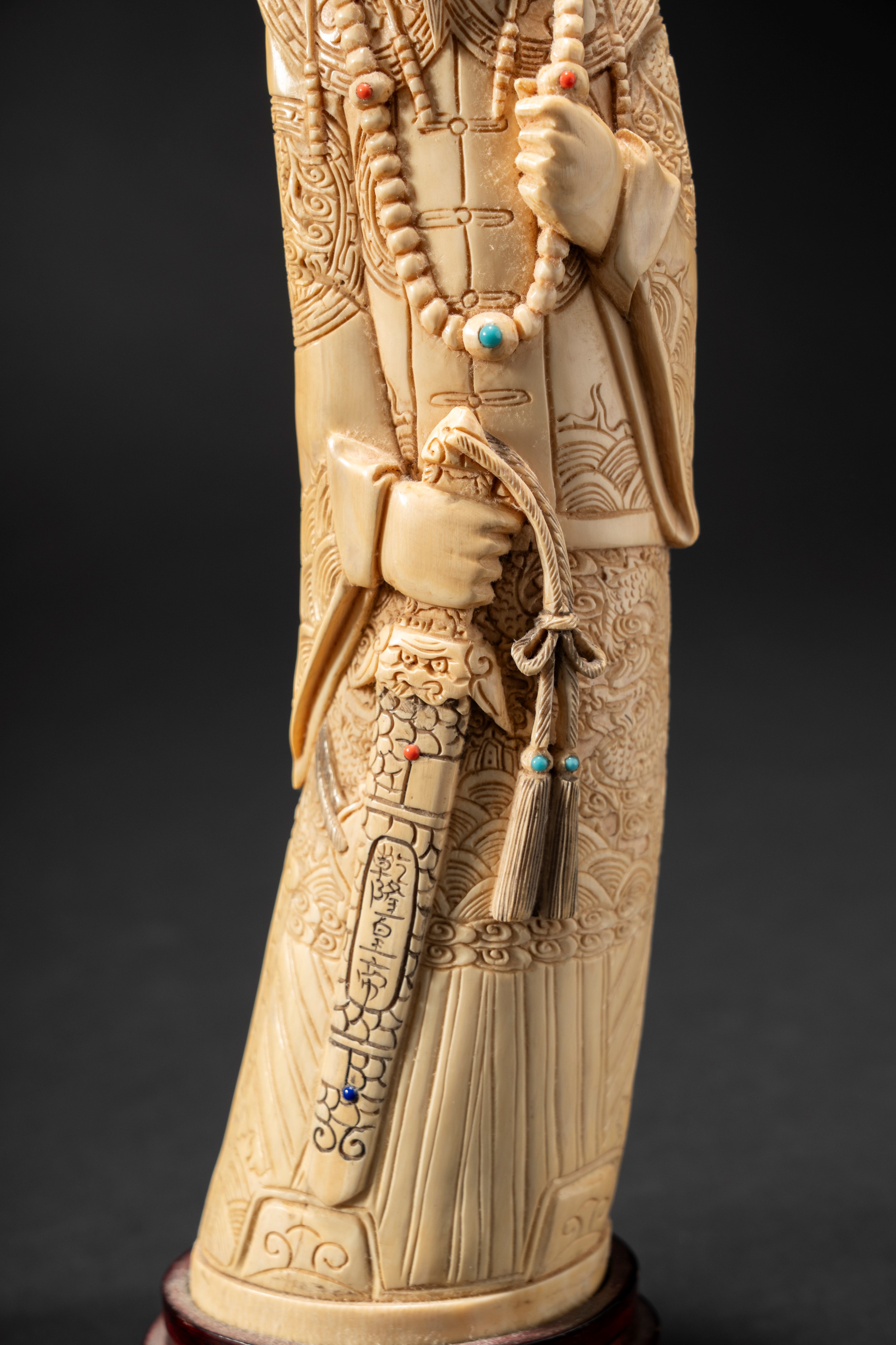 Coppia di dignitari in avorio abbelliti con piccoli castoni rossi e turchesi, Cina, tarda dinasti...