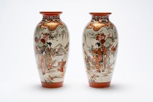 Elegante coppia vasi in porcellana, Giappone, periodo Meiji