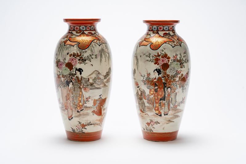 Elegante coppia vasi in porcellana, Giappone, periodo Meiji