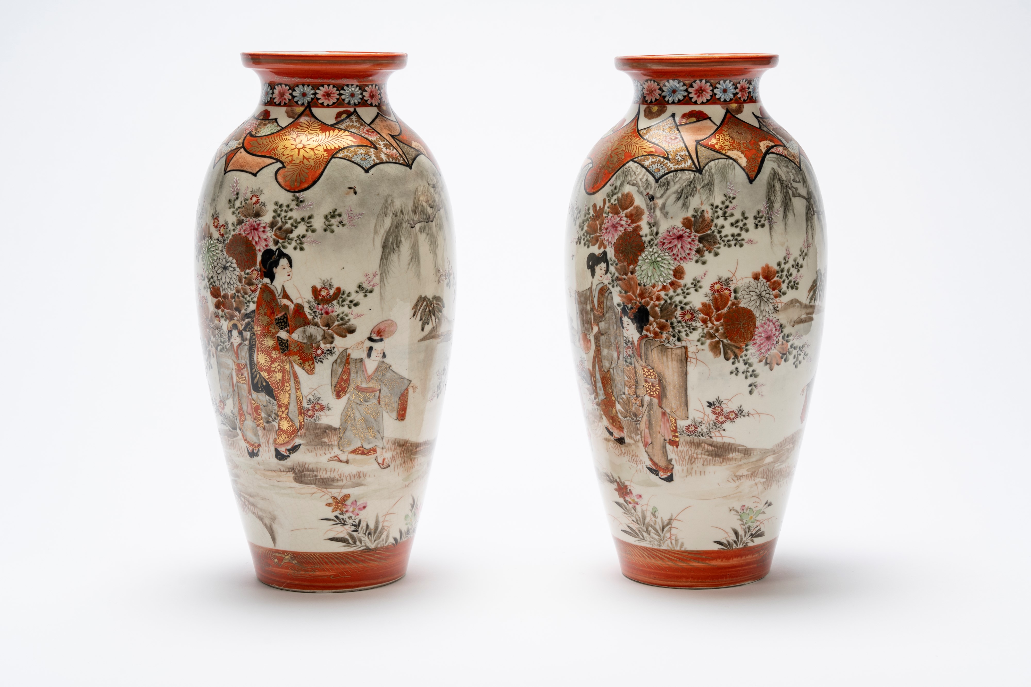 Elegante coppia vasi in porcellana, Giappone, periodo Meiji