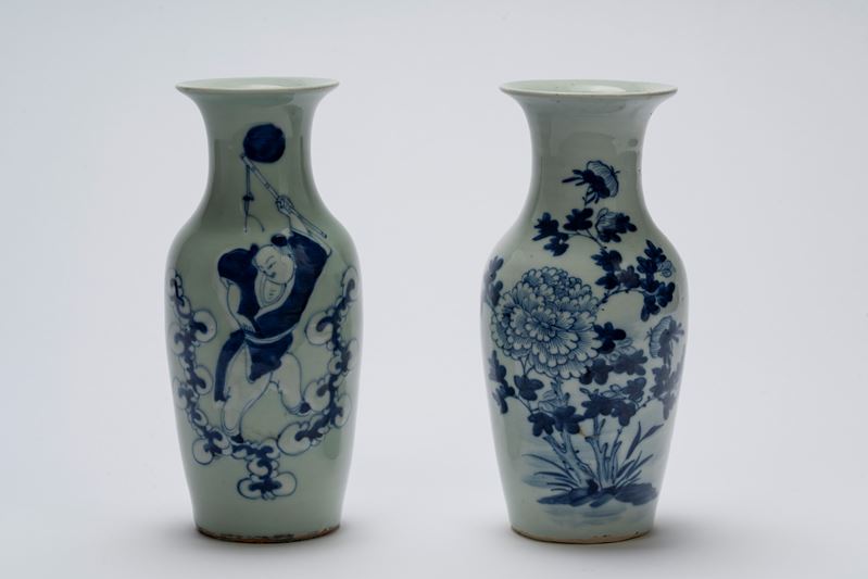 Due vasi in porcellana bianco-blu, sfondo celadon, Cina, XX secolo
