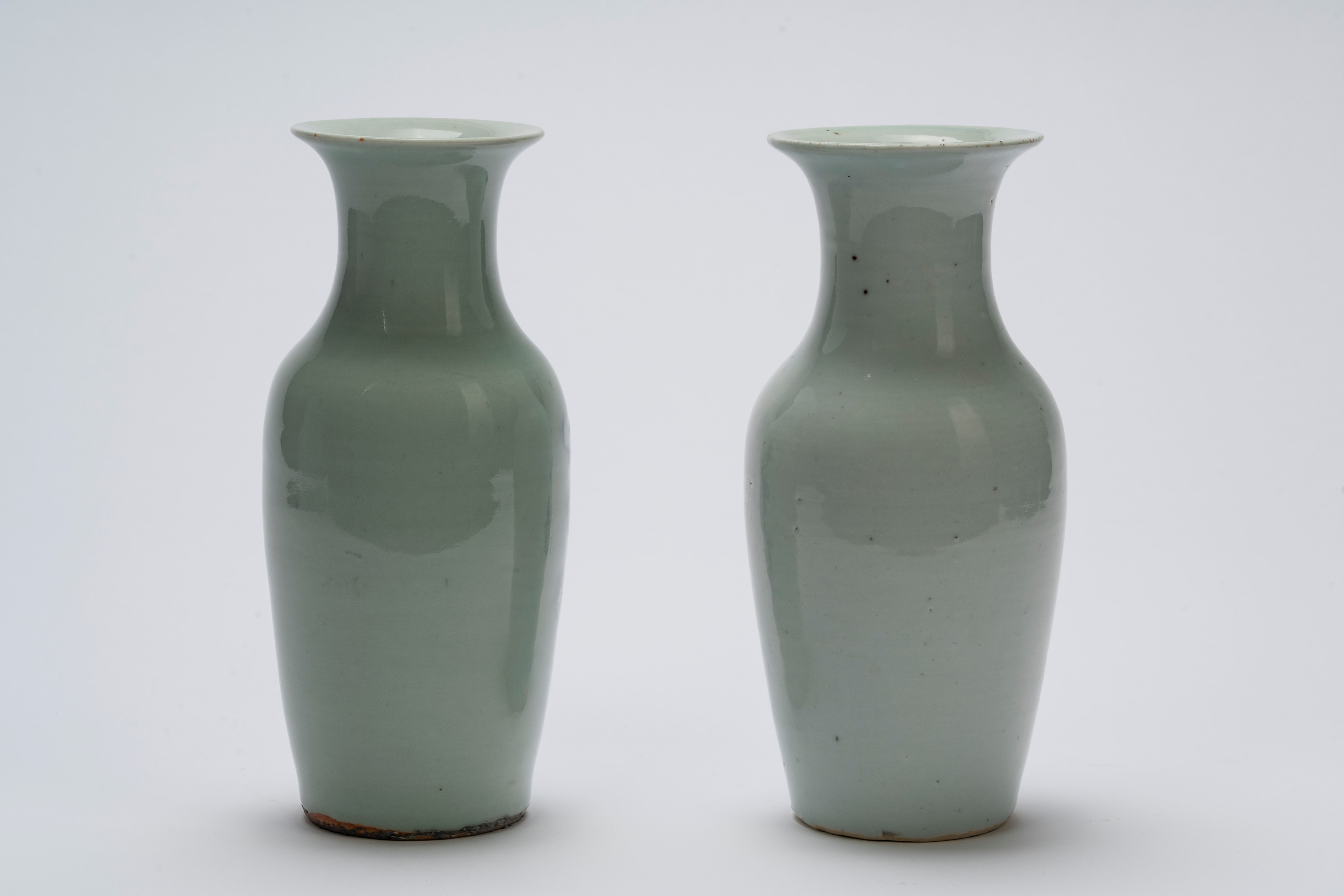 Due vasi in porcellana bianco-blu, sfondo celadon, Cina, XX secolo
