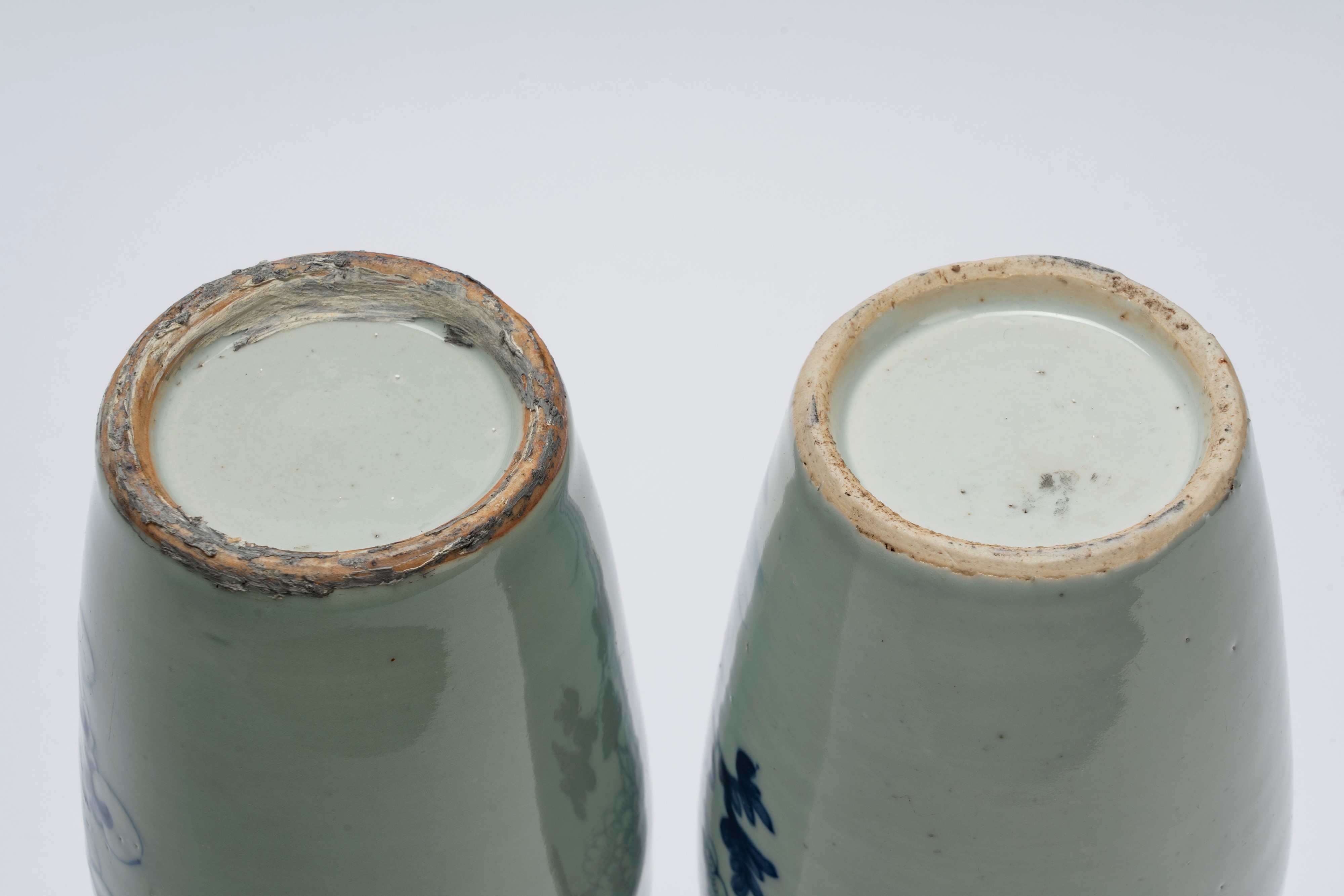 Due vasi in porcellana bianco-blu, sfondo celadon, Cina, XX secolo