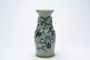 Vaso in porcellana bianco‑blu con figure, sfondo celadon, Cina, XX secolo