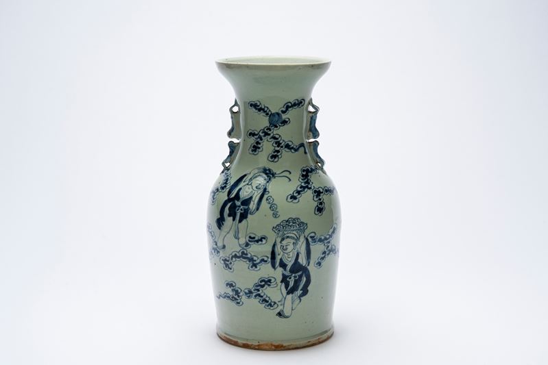 Vaso in porcellana bianco‑blu con figure, sfondo celadon, Cina, XX secolo