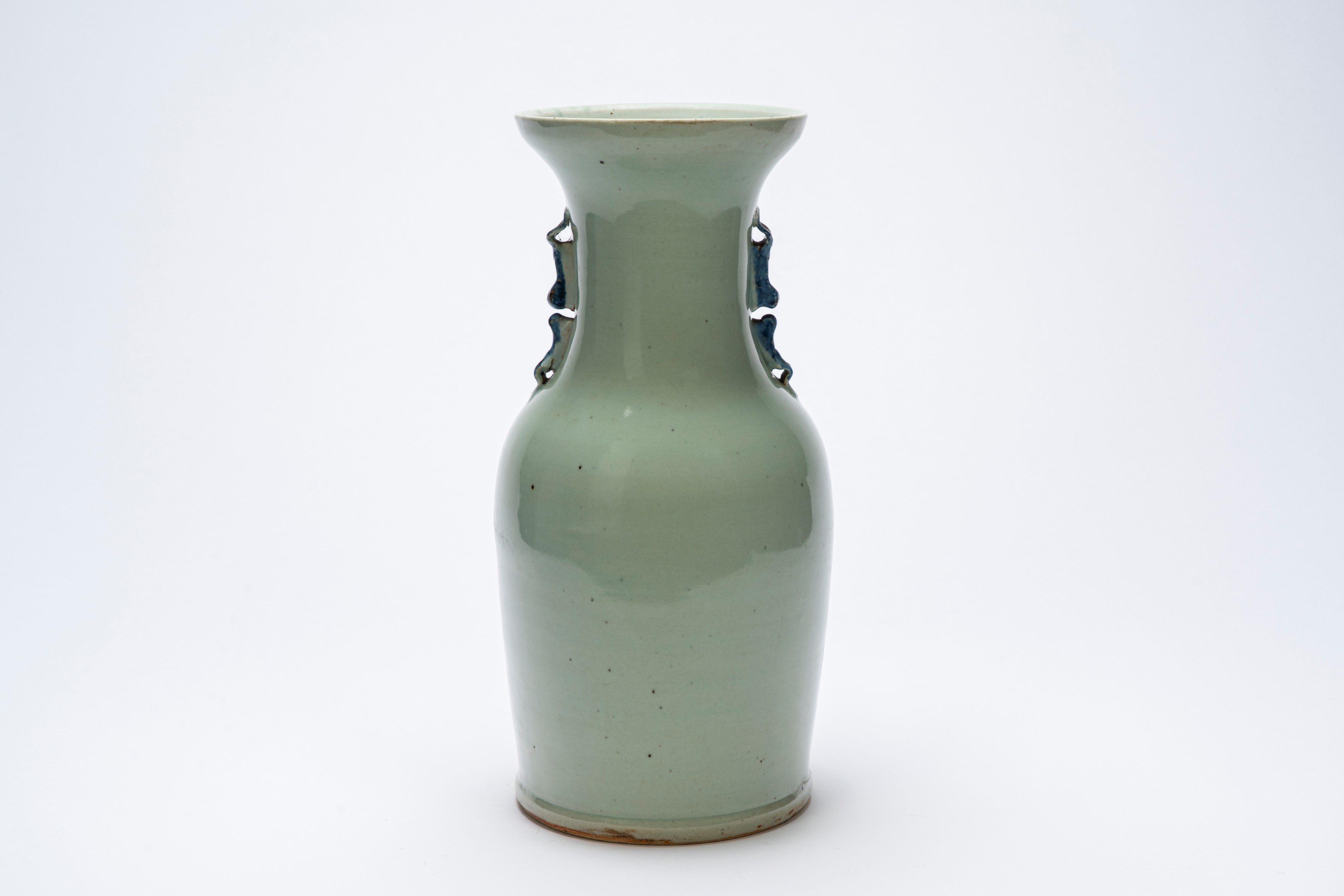 Vaso in porcellana bianco‑blu con figure, sfondo celadon, Cina, XX secolo