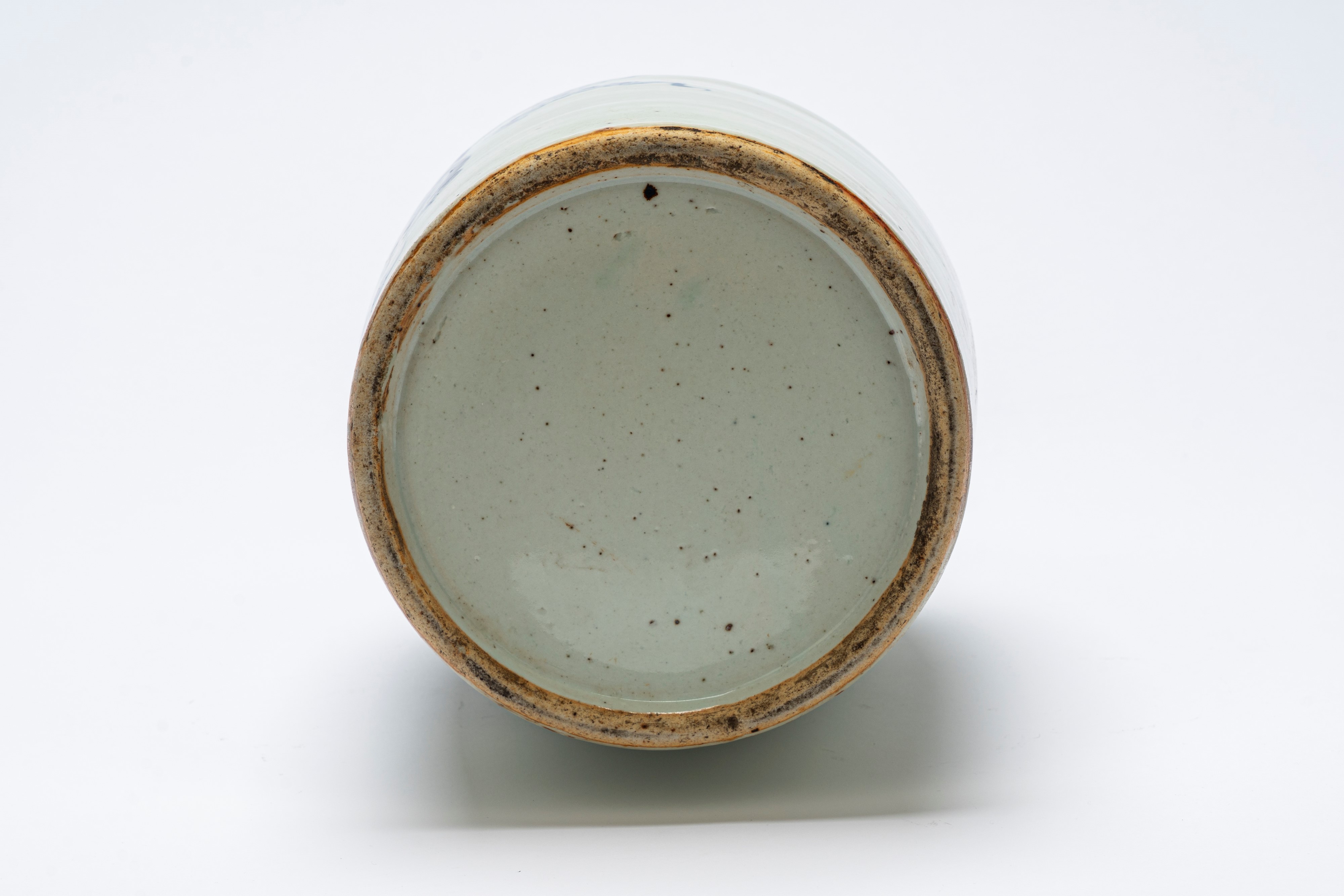 Vaso in porcellana bianco‑blu con figure, sfondo celadon, Cina, XX secolo