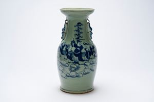 Vaso in porcellana bianco‑blu con figure, sfondo celadon, Cina, XX secolo