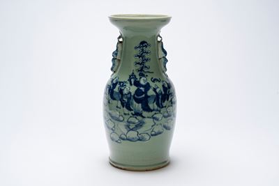 Vaso in porcellana bianco‑blu con figure, sfondo celadon, Cina, XX secolo