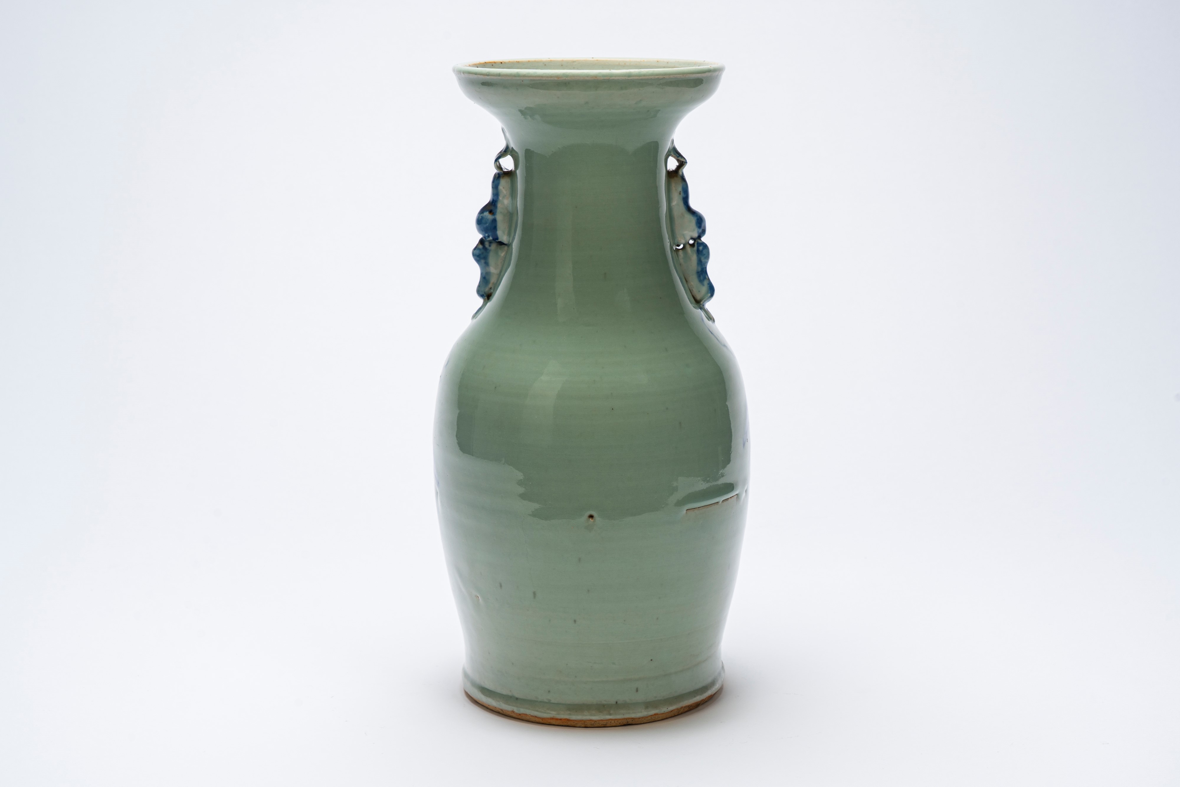 Vaso in porcellana bianco‑blu con figure, sfondo celadon, Cina, XX secolo