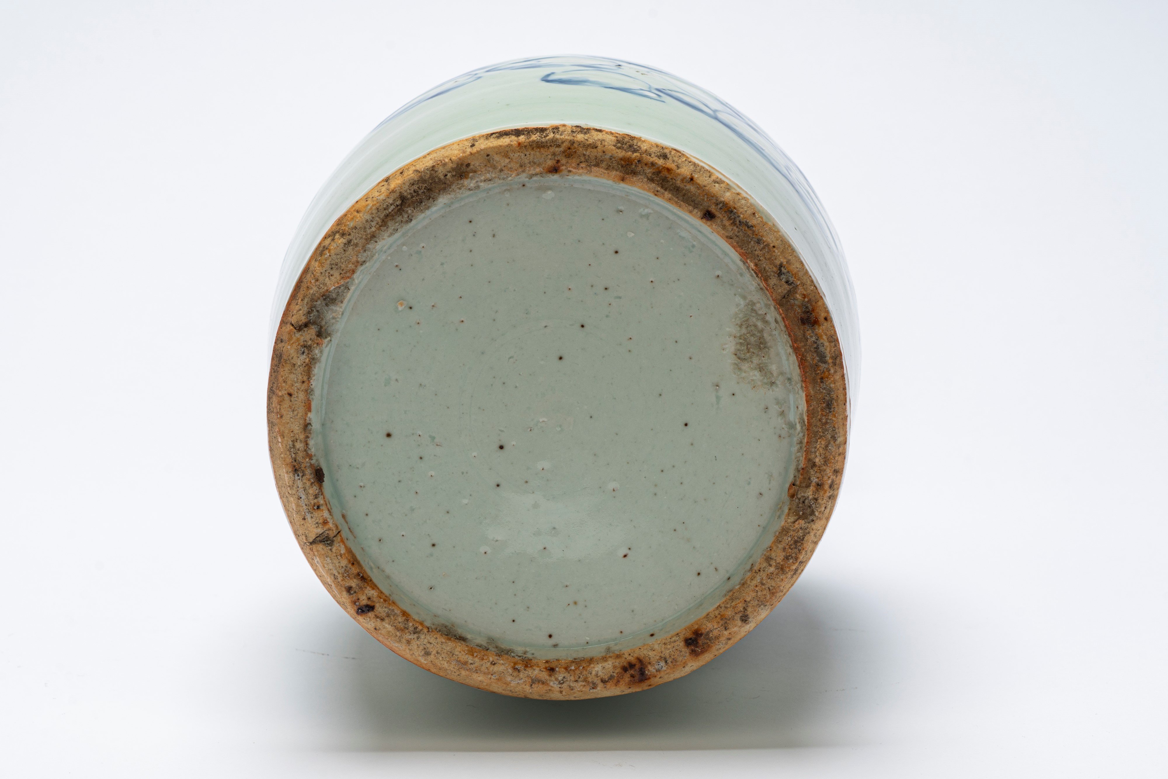 Vaso in porcellana bianco‑blu con figure, sfondo celadon, Cina, XX secolo