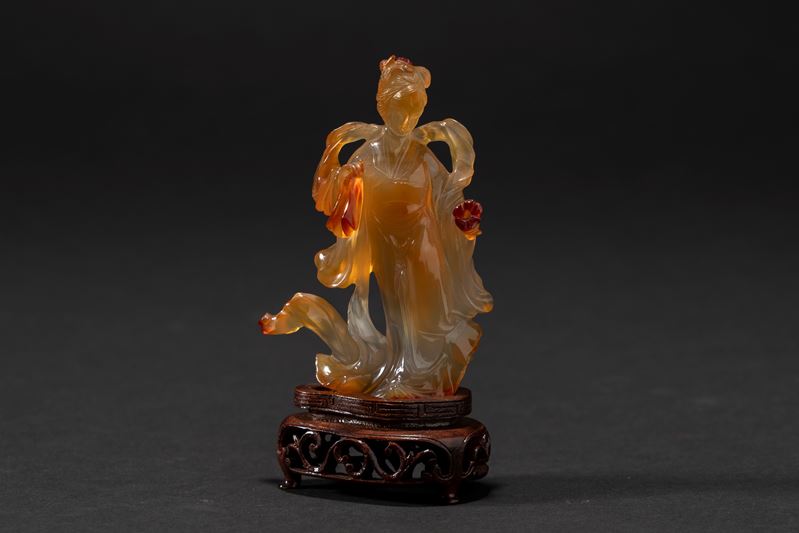 Scultura in agata scolpita raffigurante una Guanyin, insieme ad un'altra in occhio di tigre