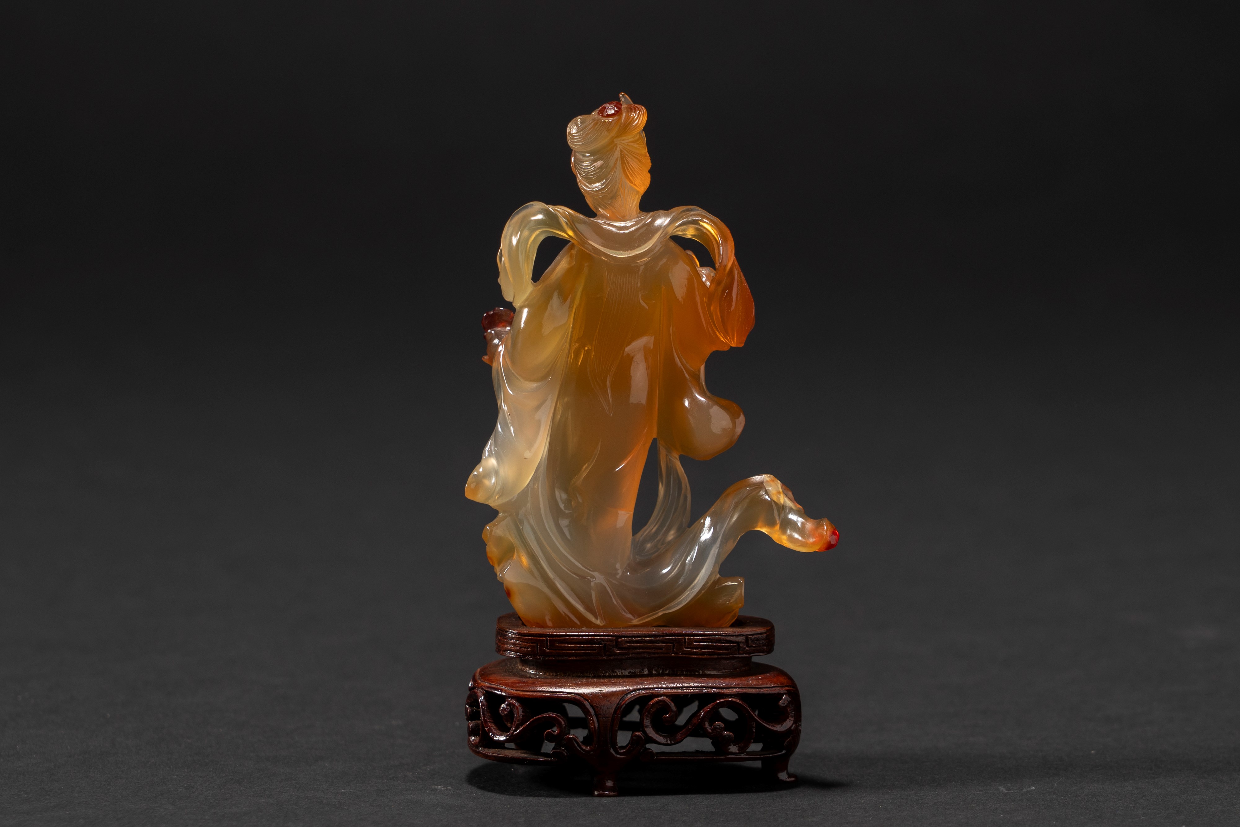 Scultura in agata scolpita raffigurante una Guanyin, insieme ad un'altra in occhio di tigre