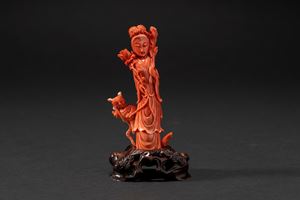 Piccolo ramo in corallo rosso scolpito, raffigurante una Guanyin con bambino, Cina, XX secolo