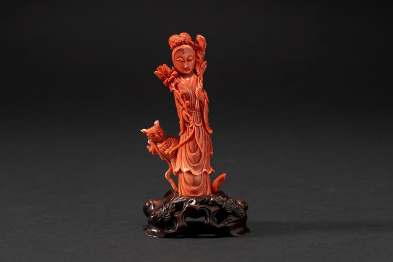 Piccolo ramo in corallo rosso scolpito, raffigurante una Guanyin con bambino, Cina, XX secolo