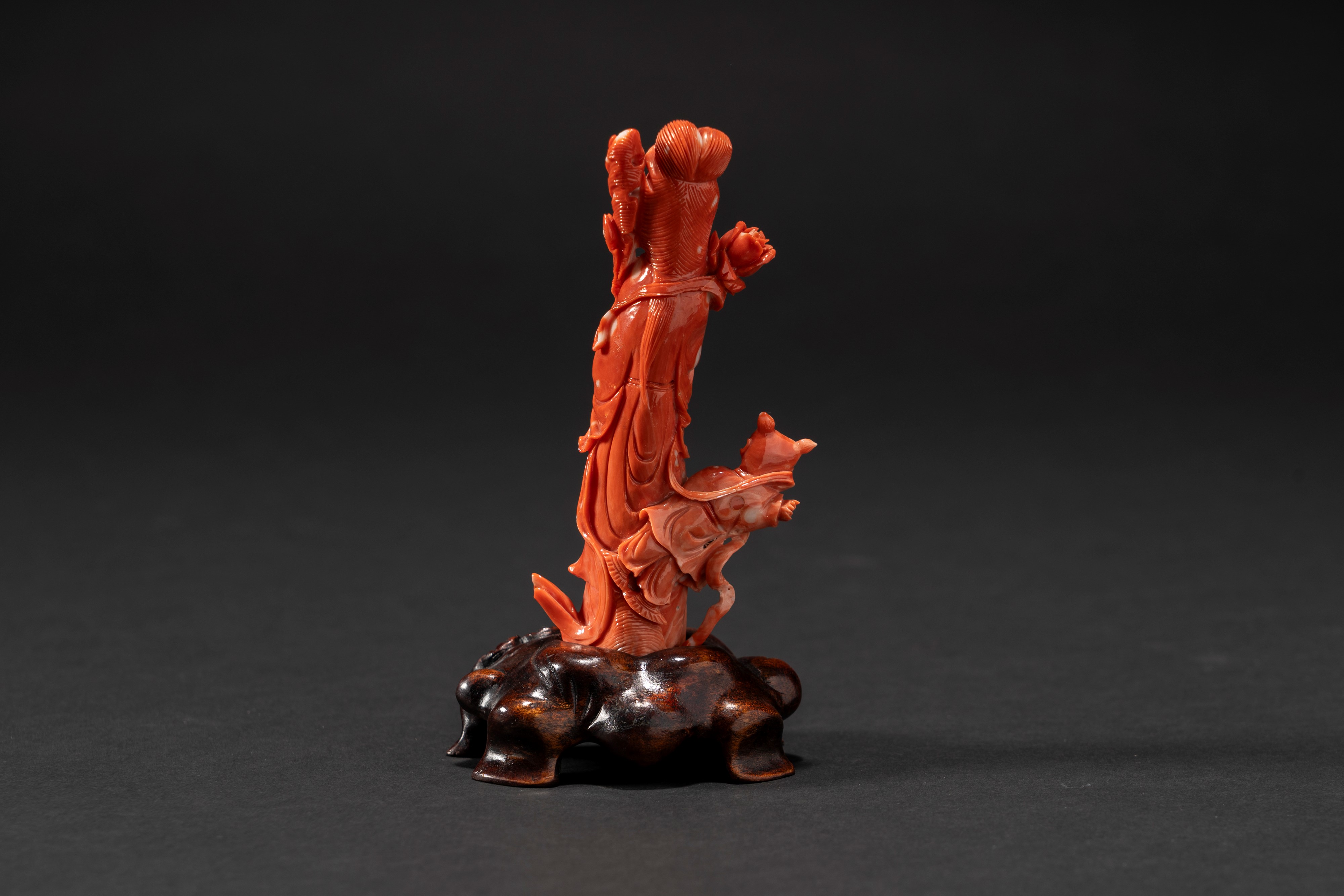 Piccolo ramo in corallo rosso scolpito, raffigurante una Guanyin con bambino, Cina, XX secolo