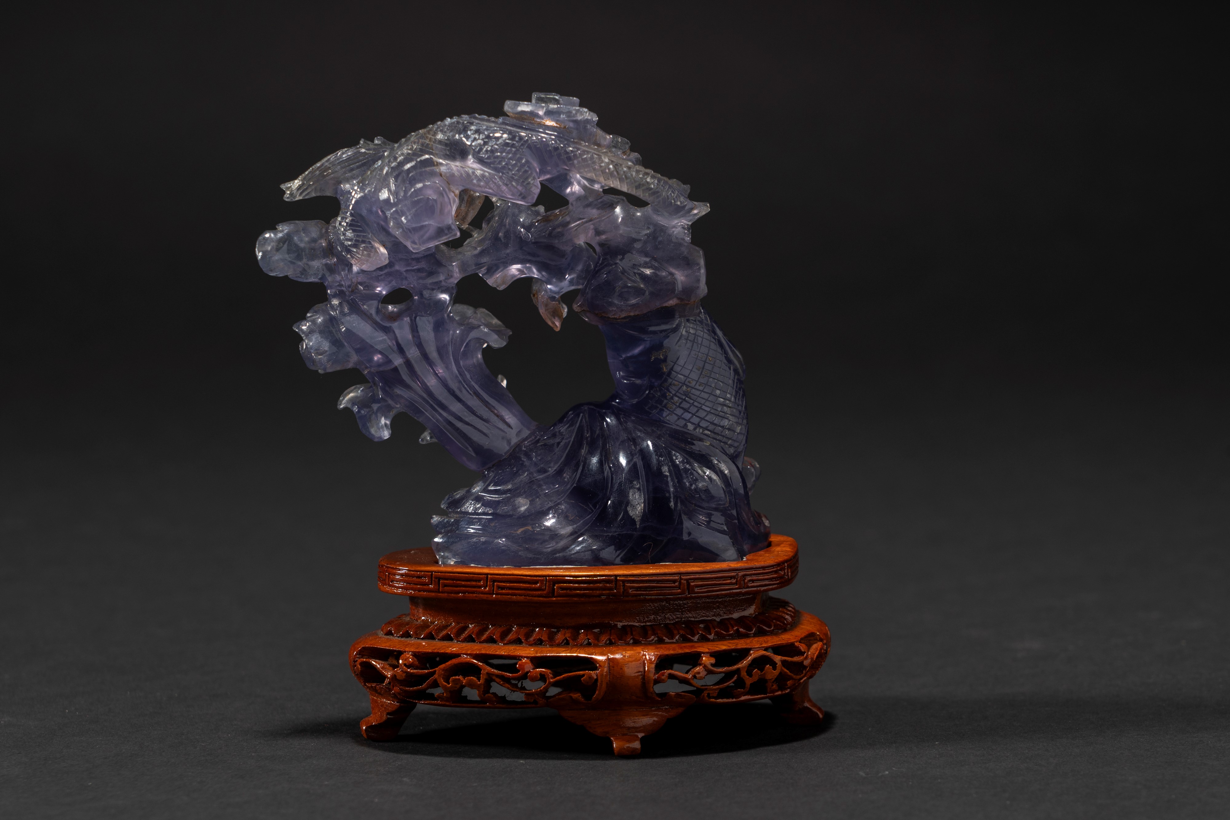 Scultura in pietra dura (fluorite?) di tonalità blu-viola scolpita raffigurante il motivo della "...