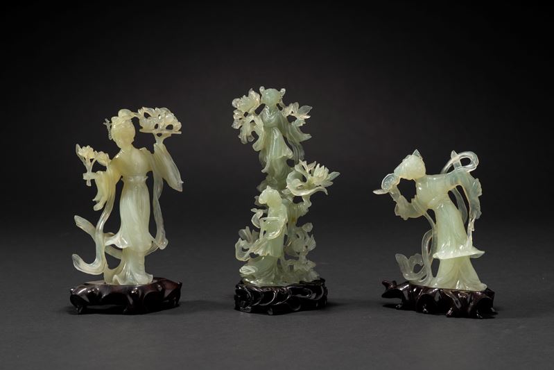 Gruppo di tre sculture in pietra verde, forse giadeite