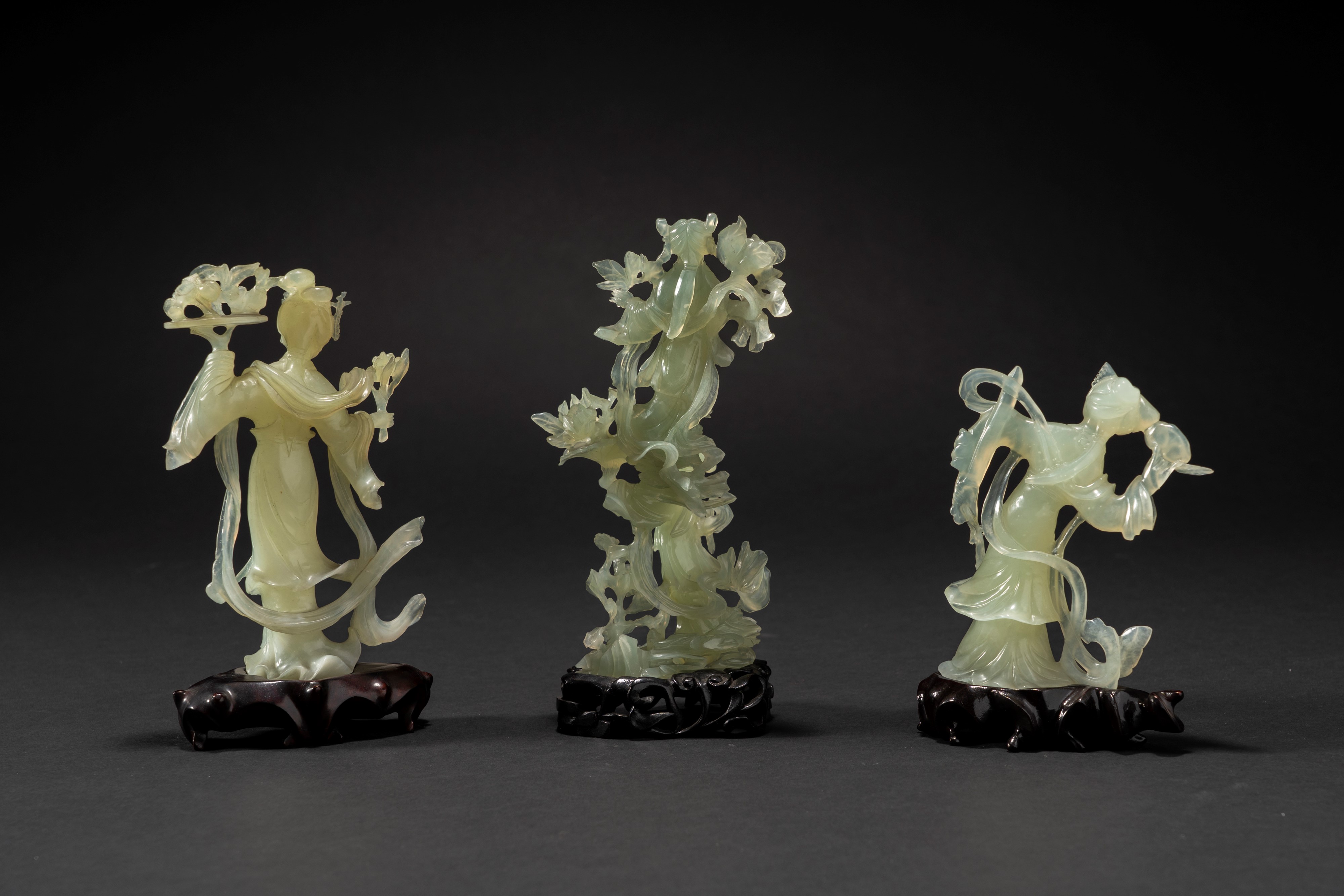 Gruppo di tre sculture in pietra verde, forse giadeite