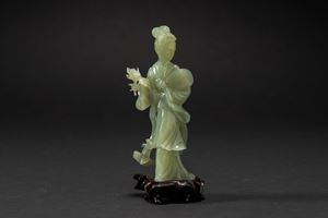 Scultura in giadeite verde chiaro scolpita raffigurante Guanyin, Cina, XX secolo