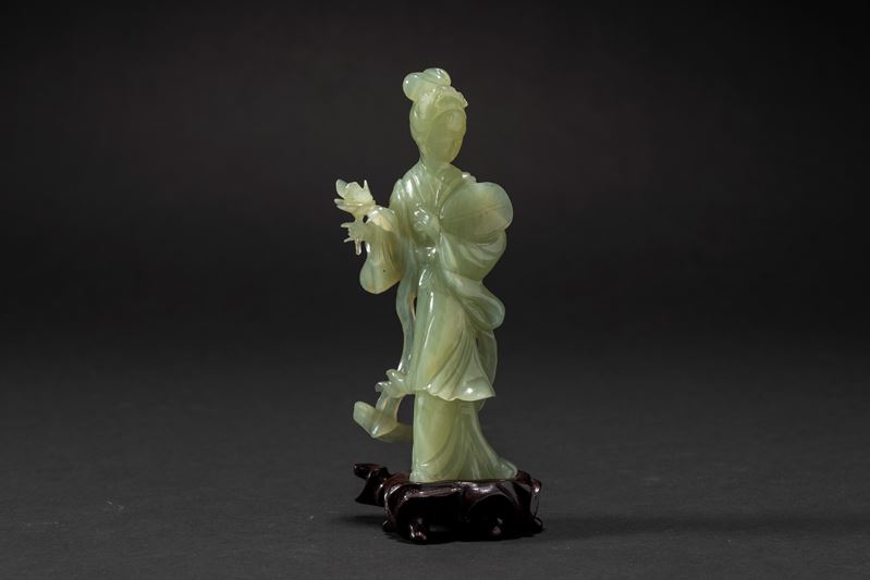 Scultura in giadeite verde chiaro scolpita raffigurante Guanyin, Cina, XX secolo