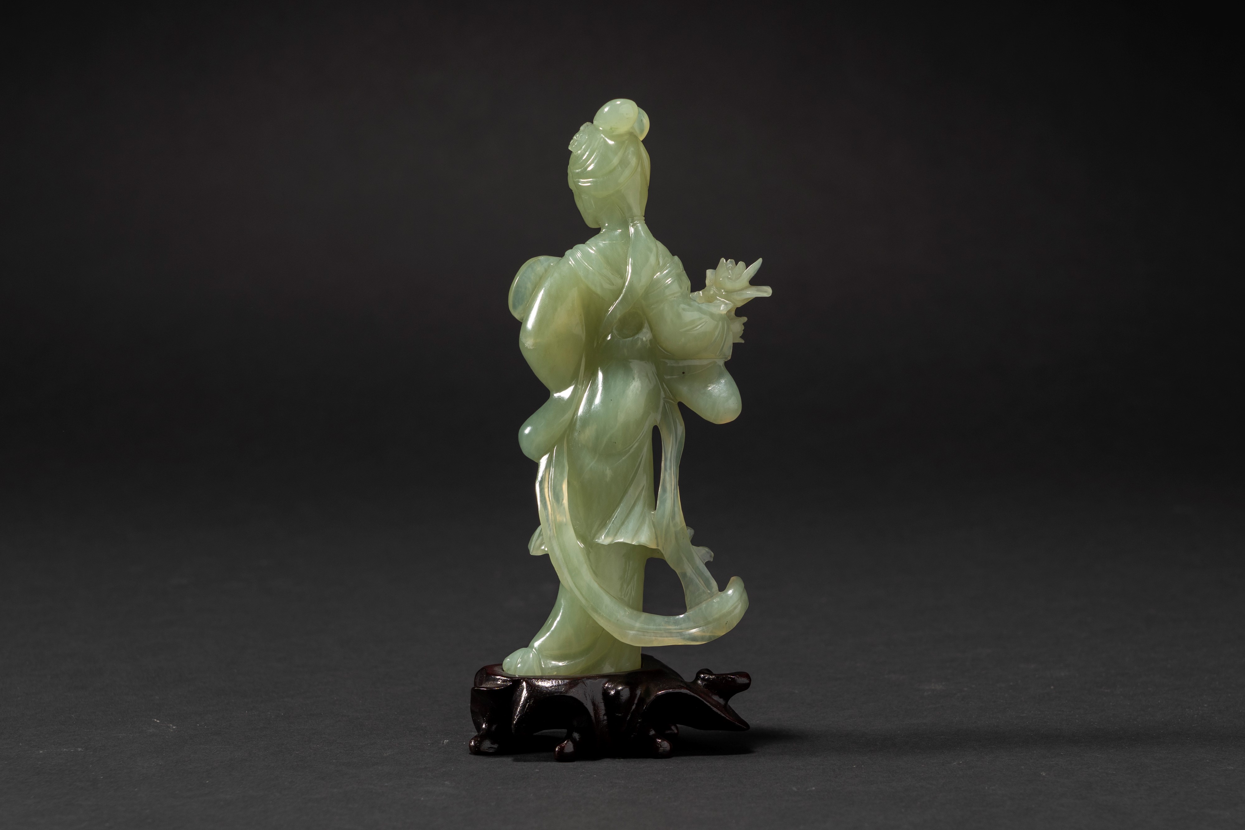 Scultura in giadeite verde chiaro scolpita raffigurante Guanyin, Cina, XX secolo
