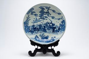 Grande piatto in porcellana bianca e blu, raffigurante i Diciotto Arhat, Cina, Dinastia Qing