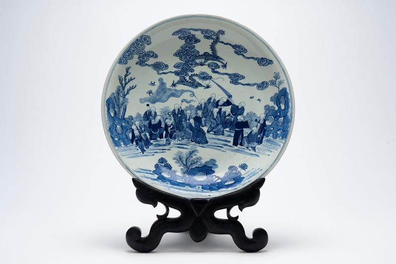 Grande piatto in porcellana bianca e blu, raffigurante i Diciotto Arhat, Cina, Dinastia Qing