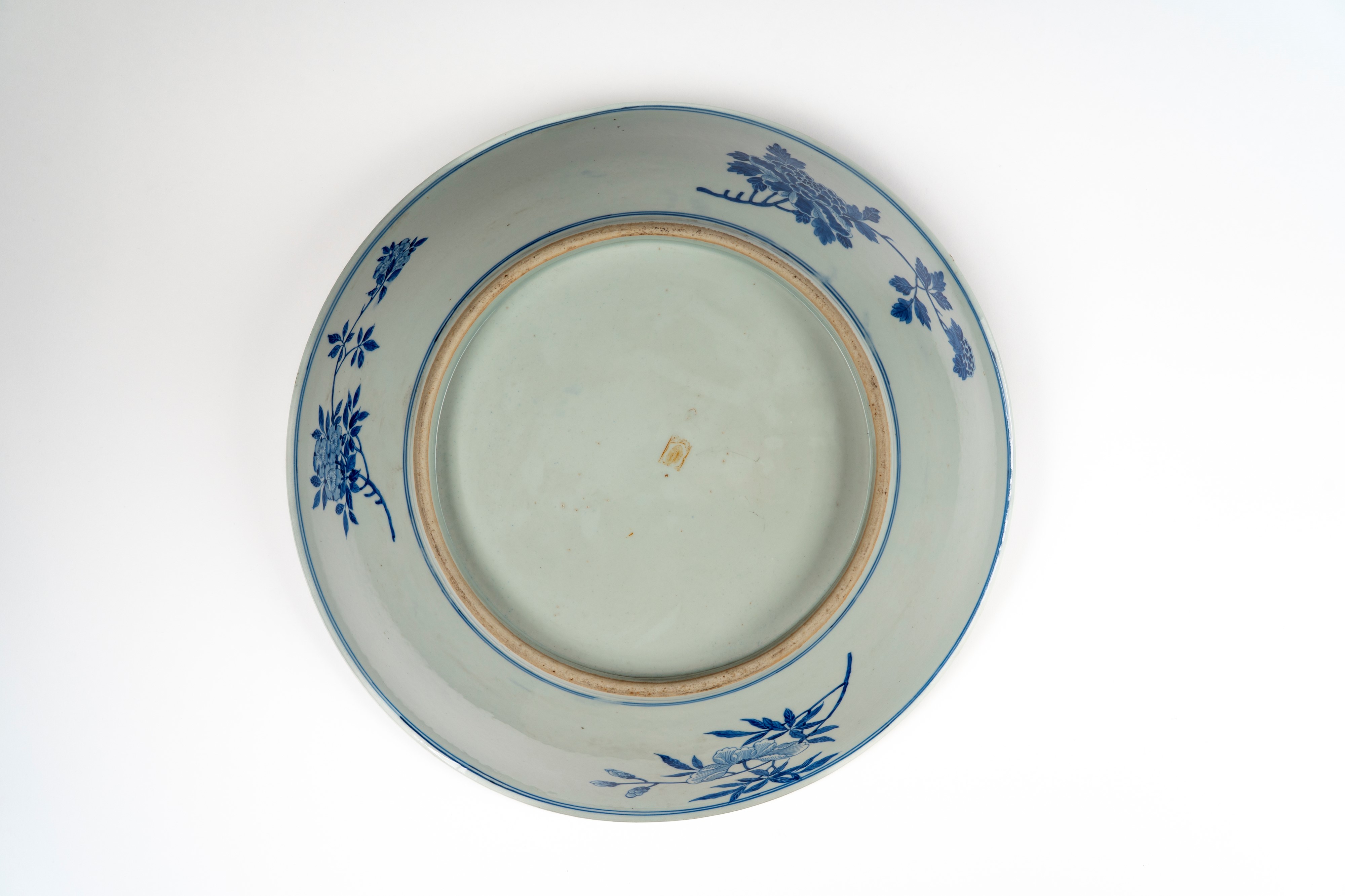 Grande piatto in porcellana bianca e blu, raffigurante i Diciotto Arhat, Cina, Dinastia Qing