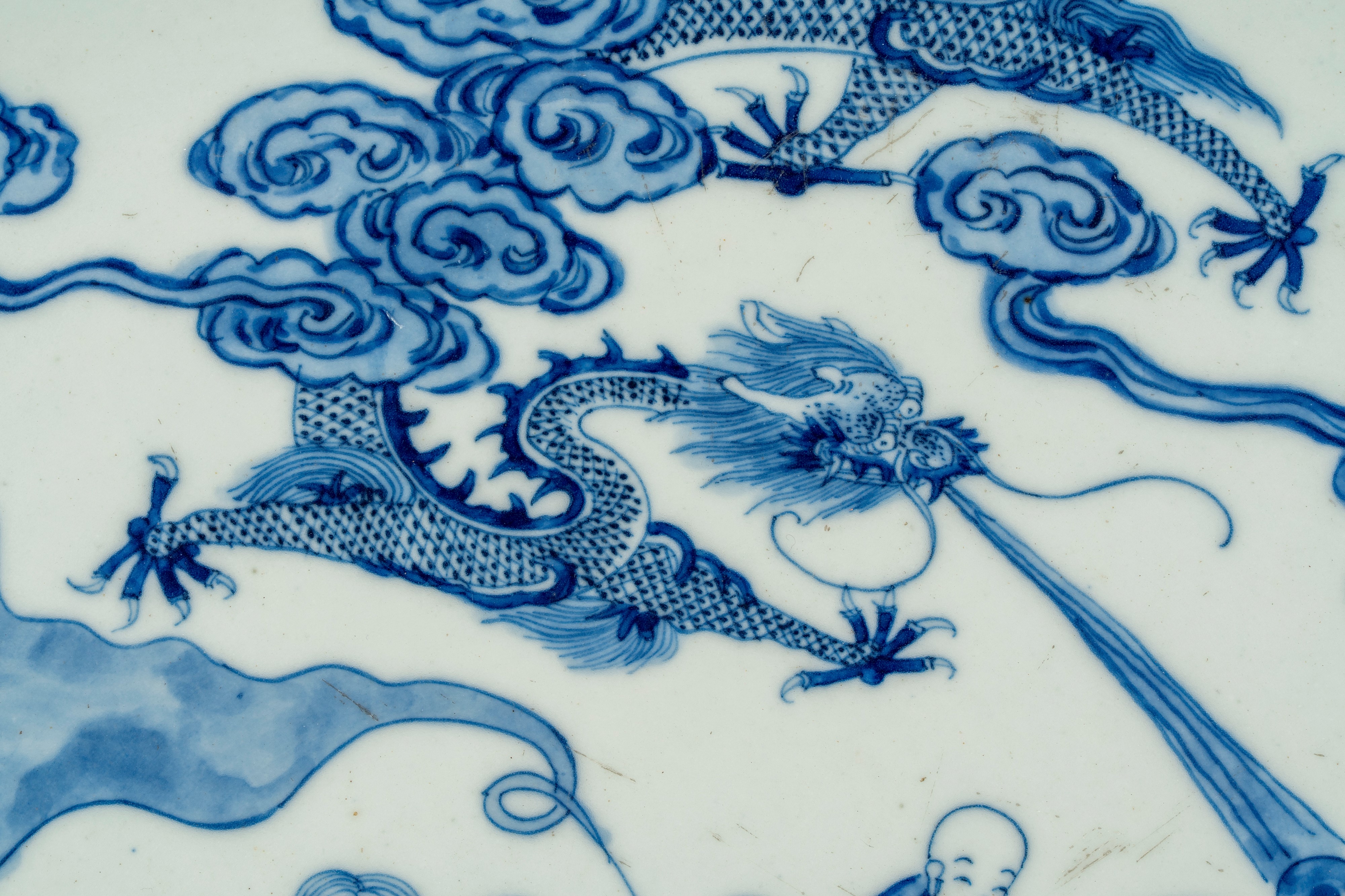 Grande piatto in porcellana bianca e blu, raffigurante i Diciotto Arhat, Cina, Dinastia Qing