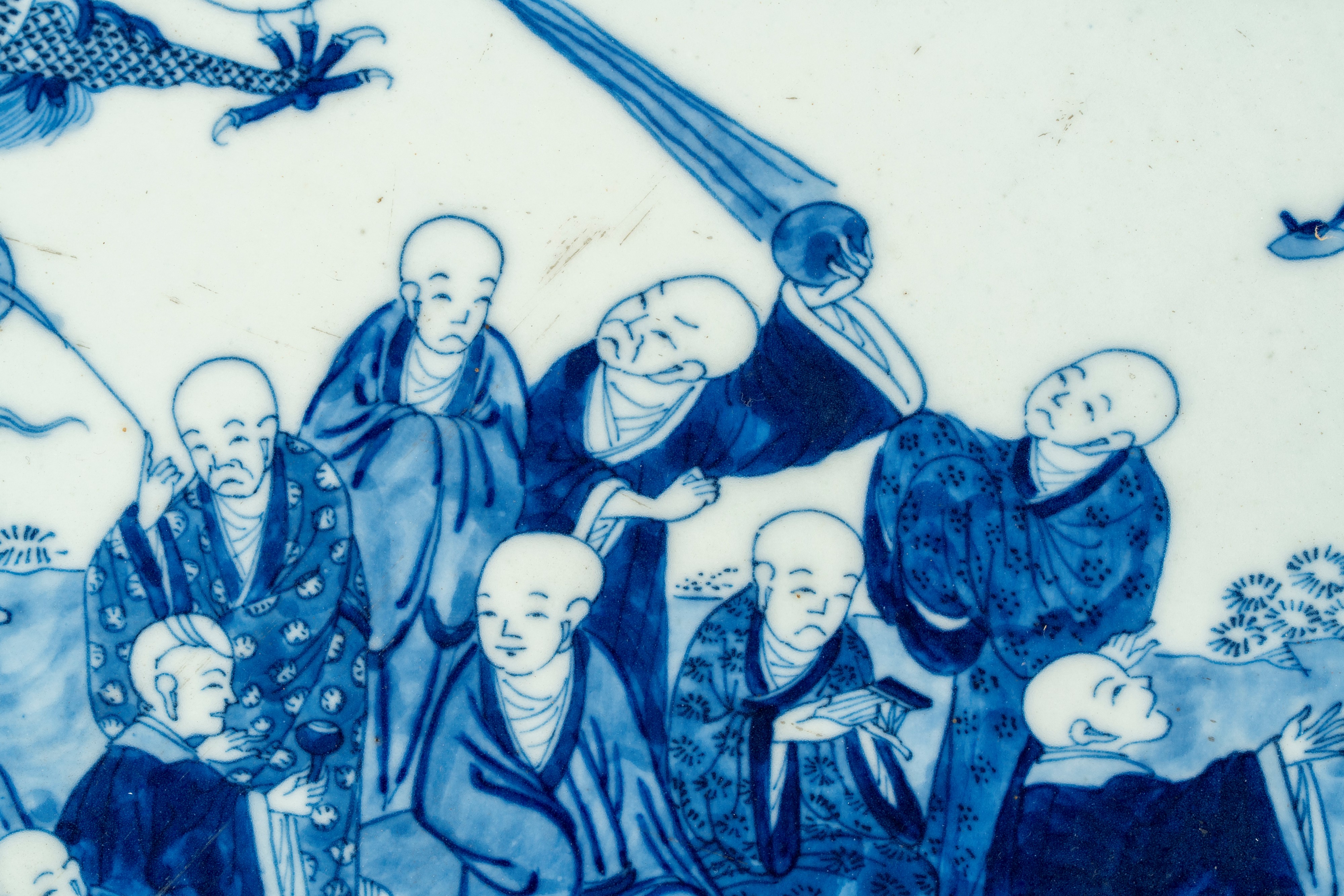 Grande piatto in porcellana bianca e blu, raffigurante i Diciotto Arhat, Cina, Dinastia Qing