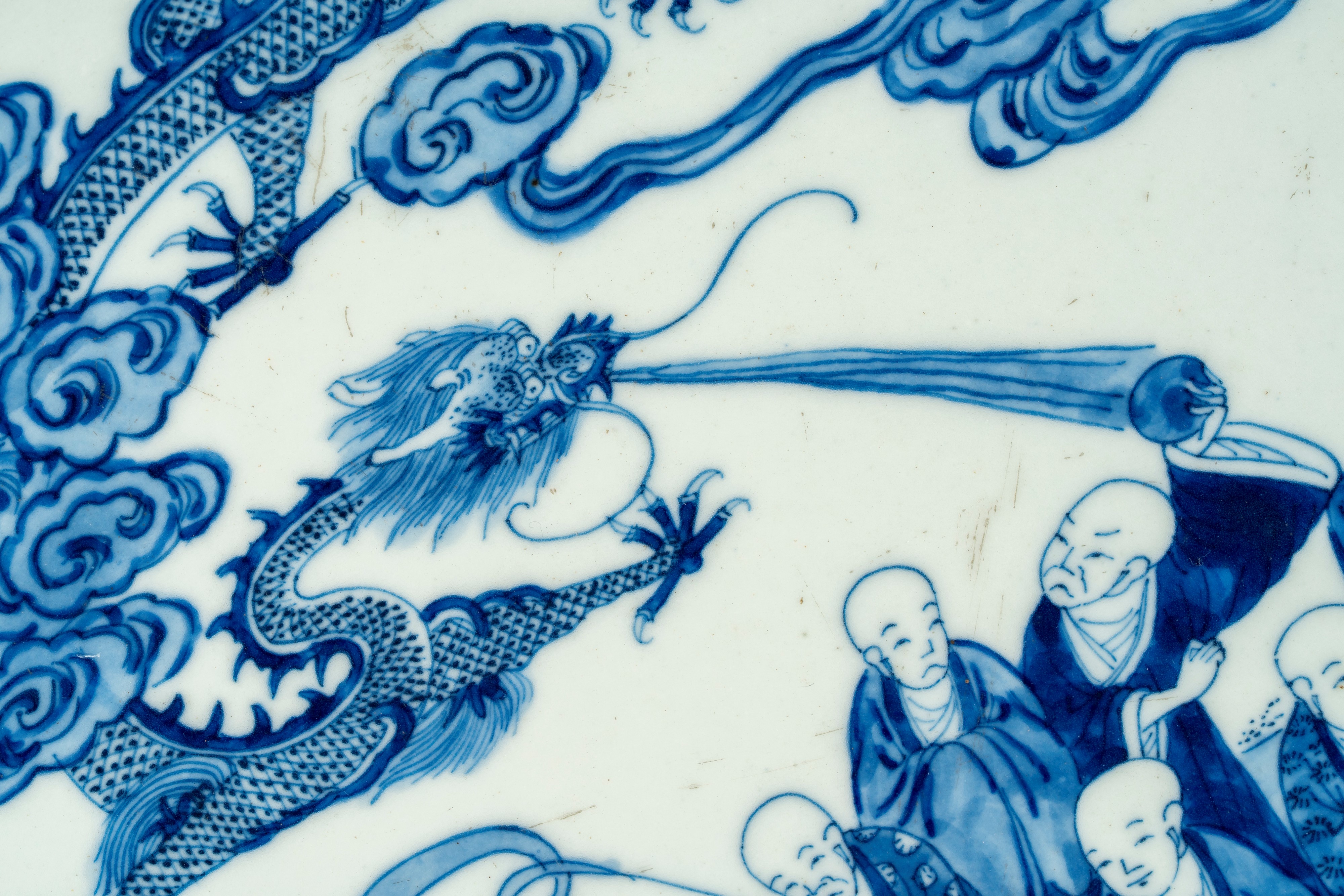 Grande piatto in porcellana bianca e blu, raffigurante i Diciotto Arhat, Cina, Dinastia Qing