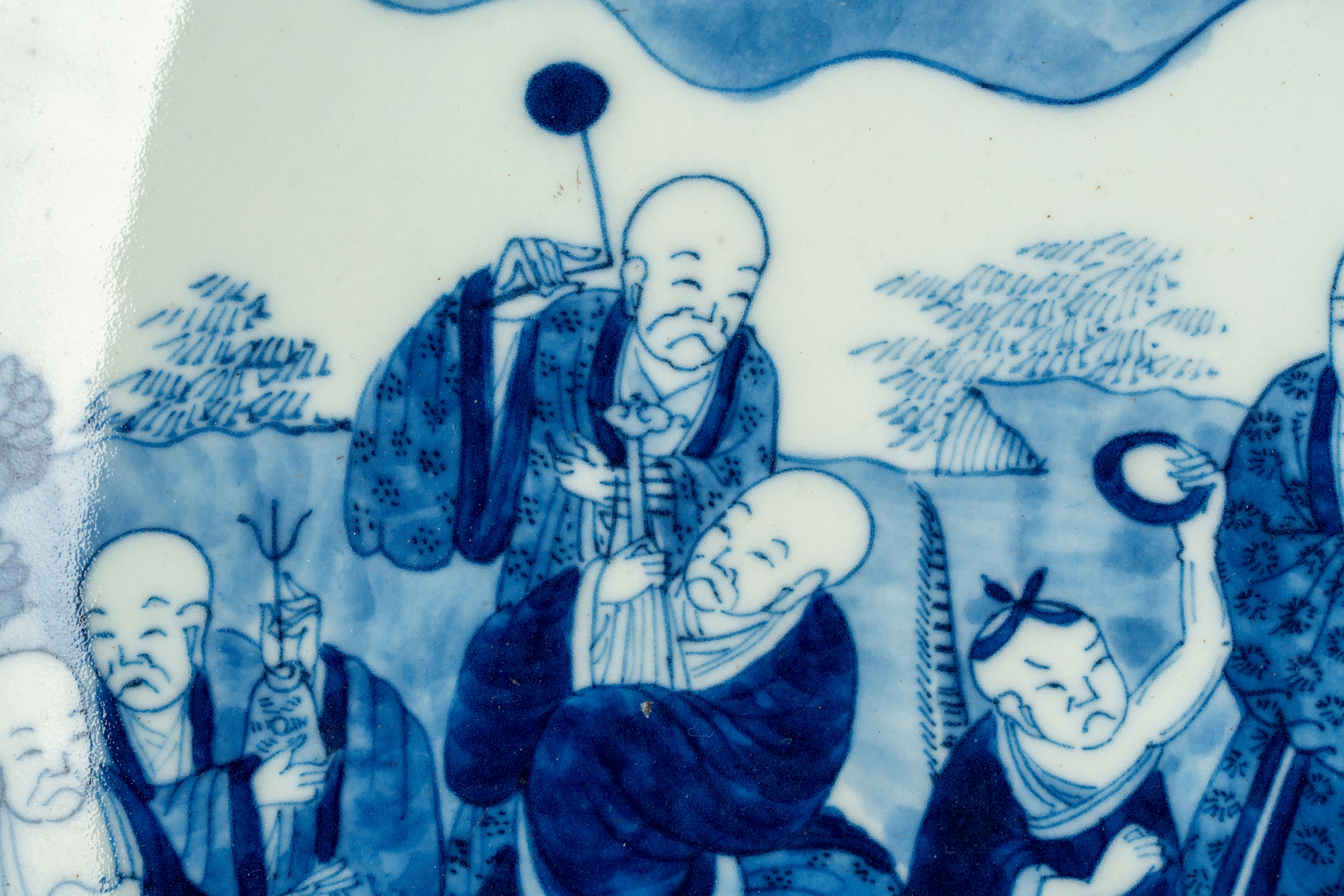 Grande piatto in porcellana bianca e blu, raffigurante i Diciotto Arhat, Cina, Dinastia Qing