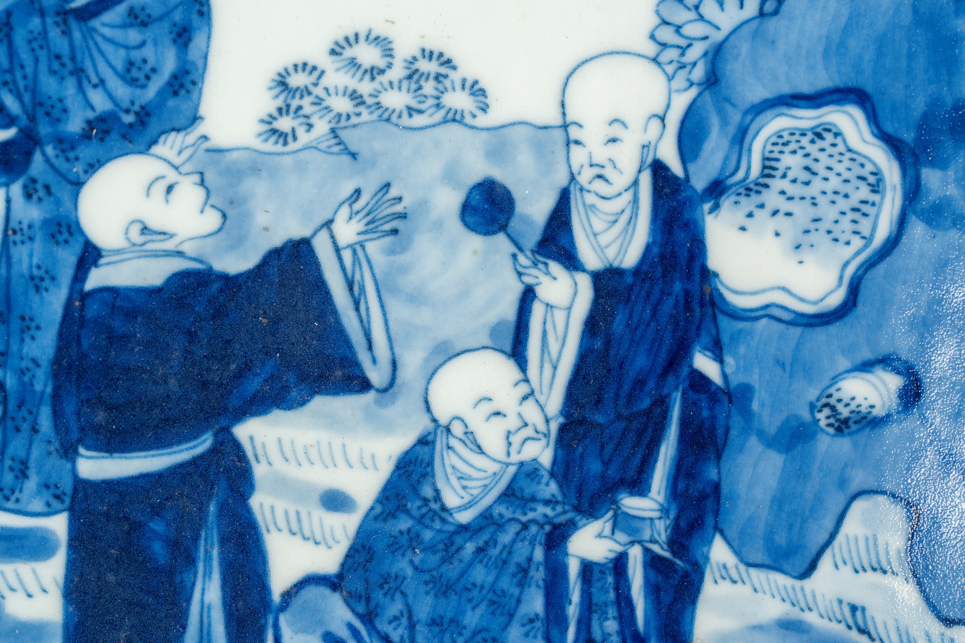 Grande piatto in porcellana bianca e blu, raffigurante i Diciotto Arhat, Cina, Dinastia Qing