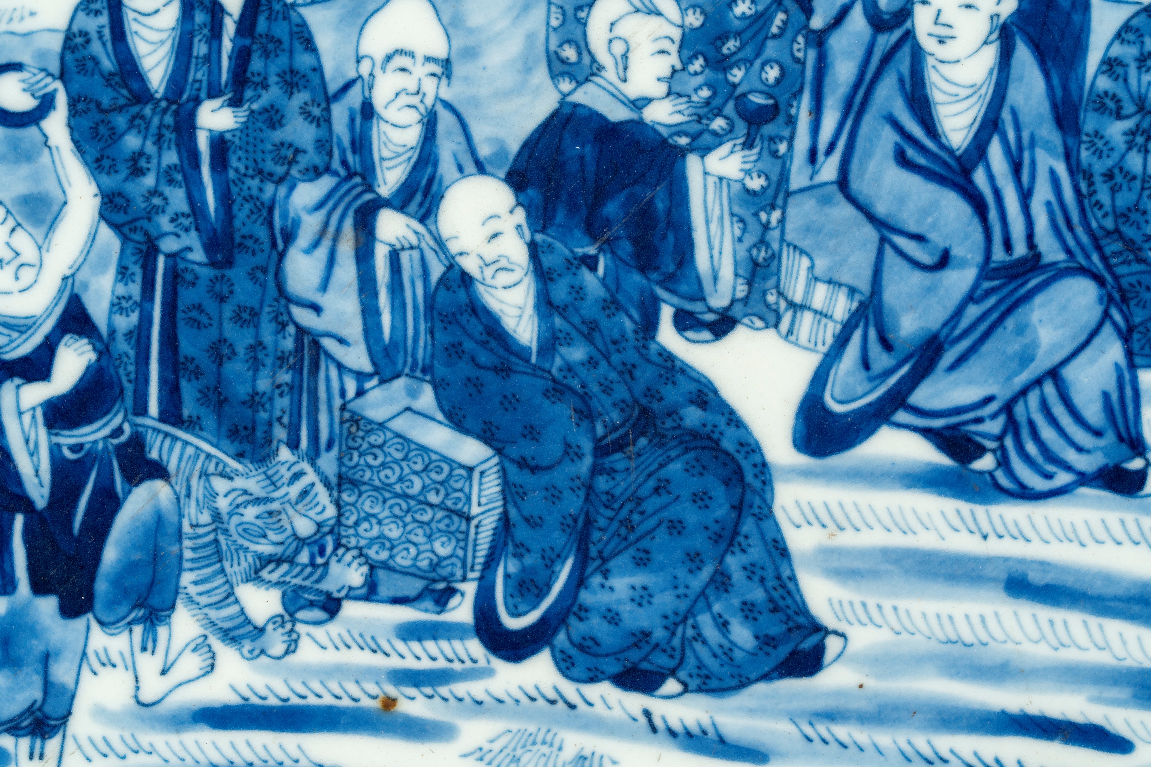 Grande piatto in porcellana bianca e blu, raffigurante i Diciotto Arhat, Cina, Dinastia Qing